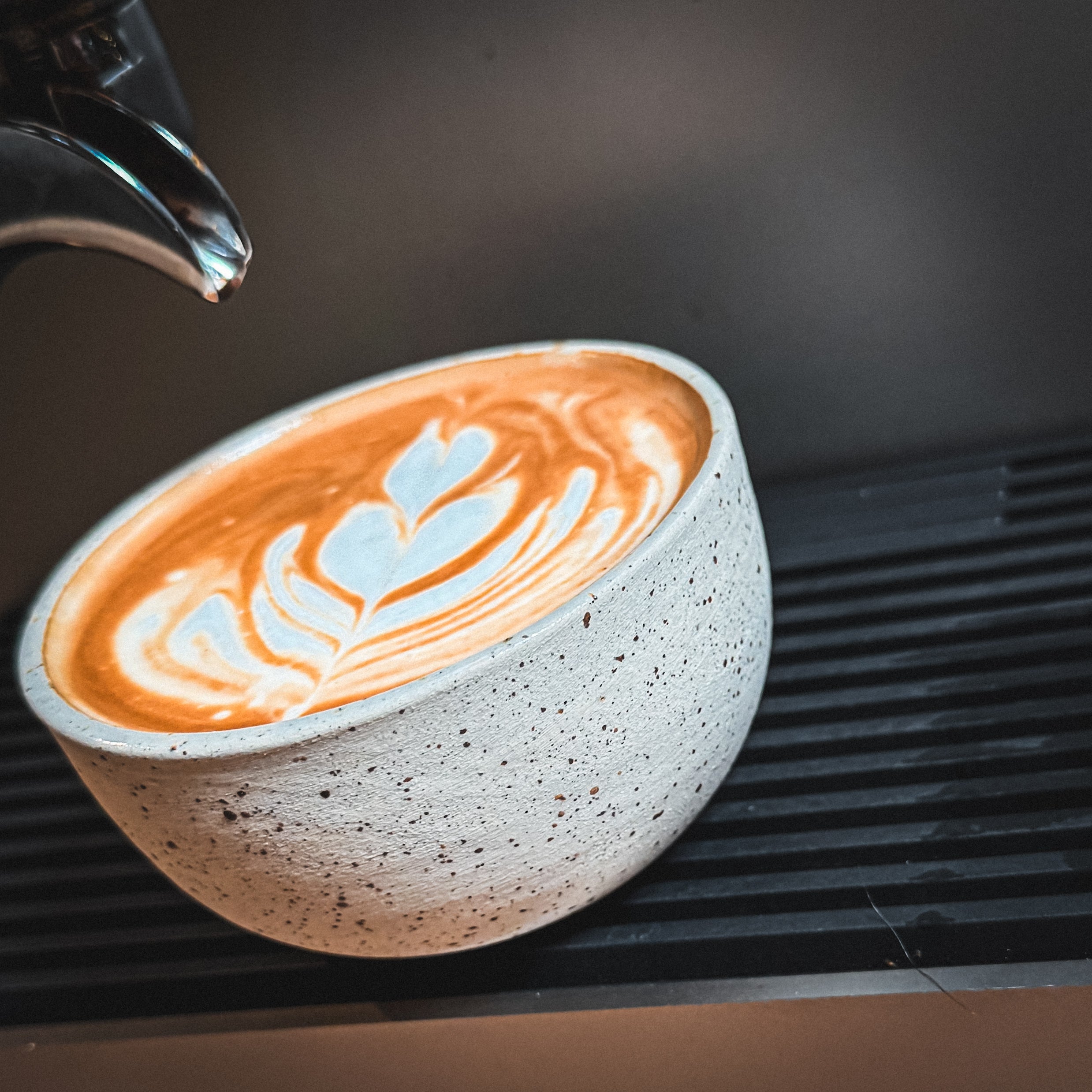 KUMO Flat White mit Spots | Mura Mura Ceramics