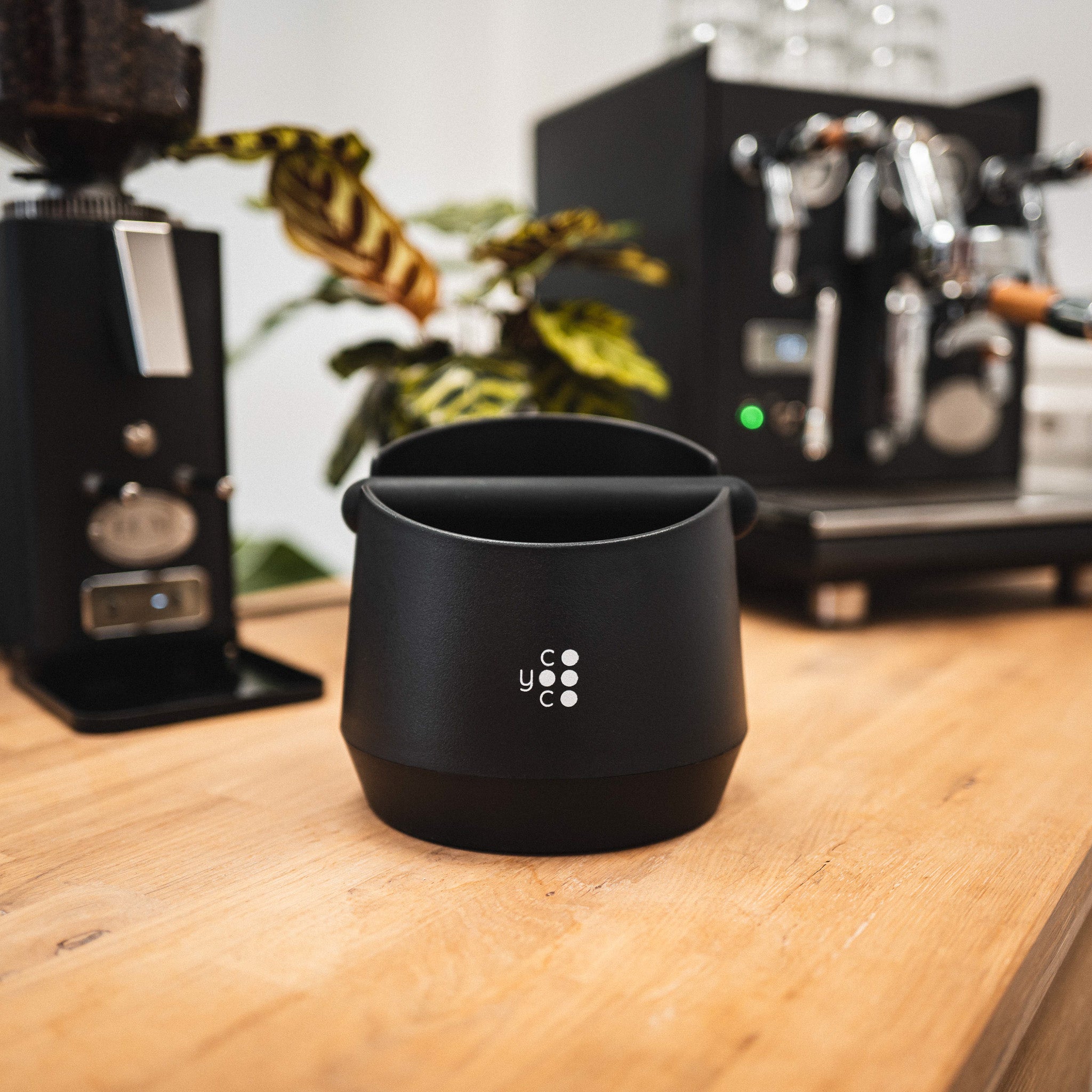 Abklopfbehälter in klein und schwarz.