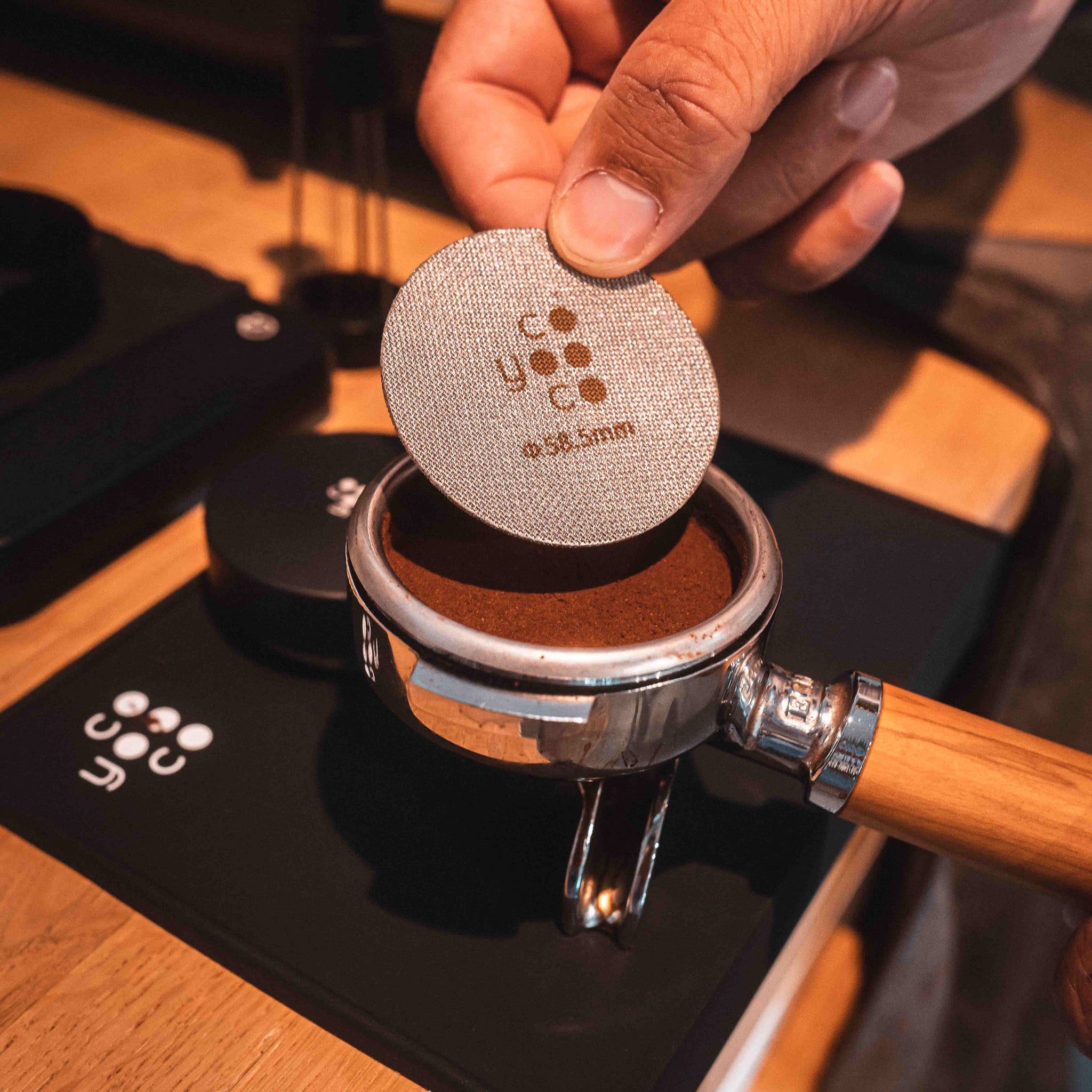 Der Puck Screen wird auf das Kaffeemehl gelegt.