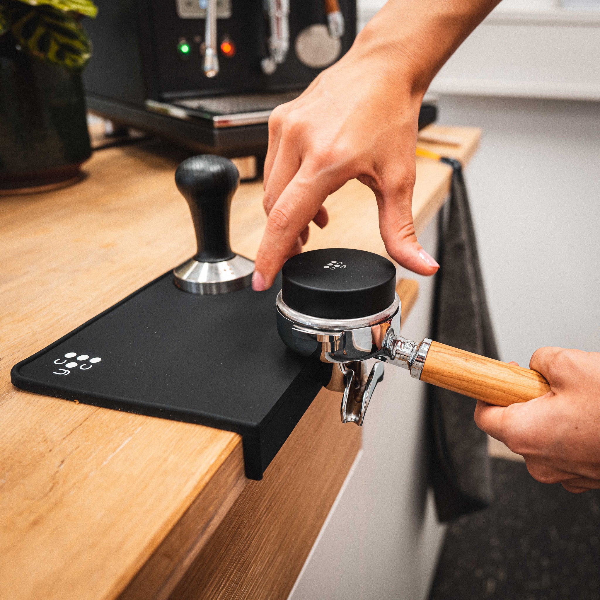 Eine Hand dreht den Leveler.