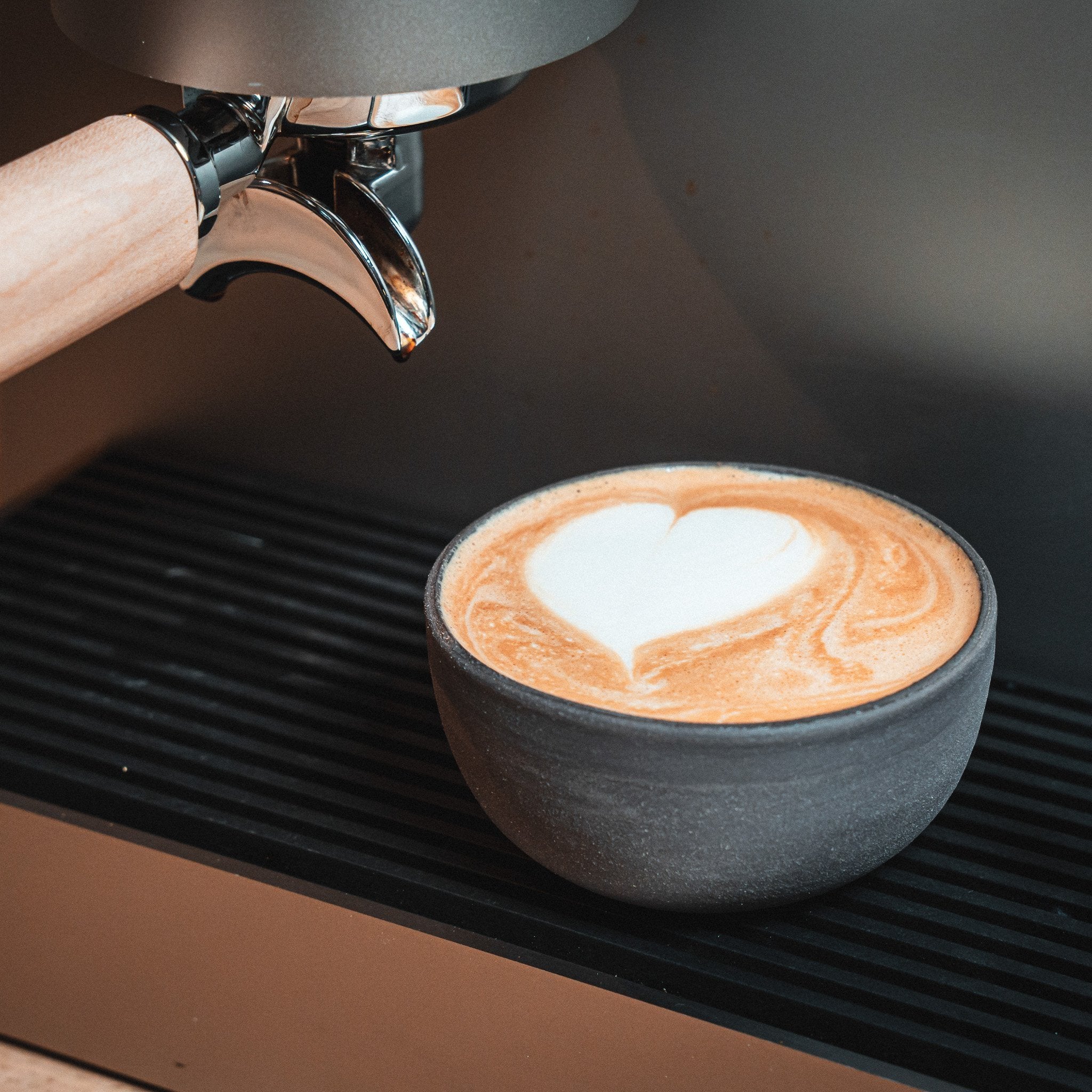 KUMO Cappuccino-Tassen Set schwarz | 4-teiliges Bundle