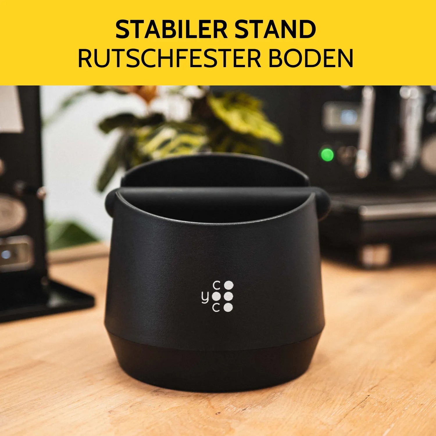 Schwarzer Abklopfbehälter steht in der Barista-Ecke.