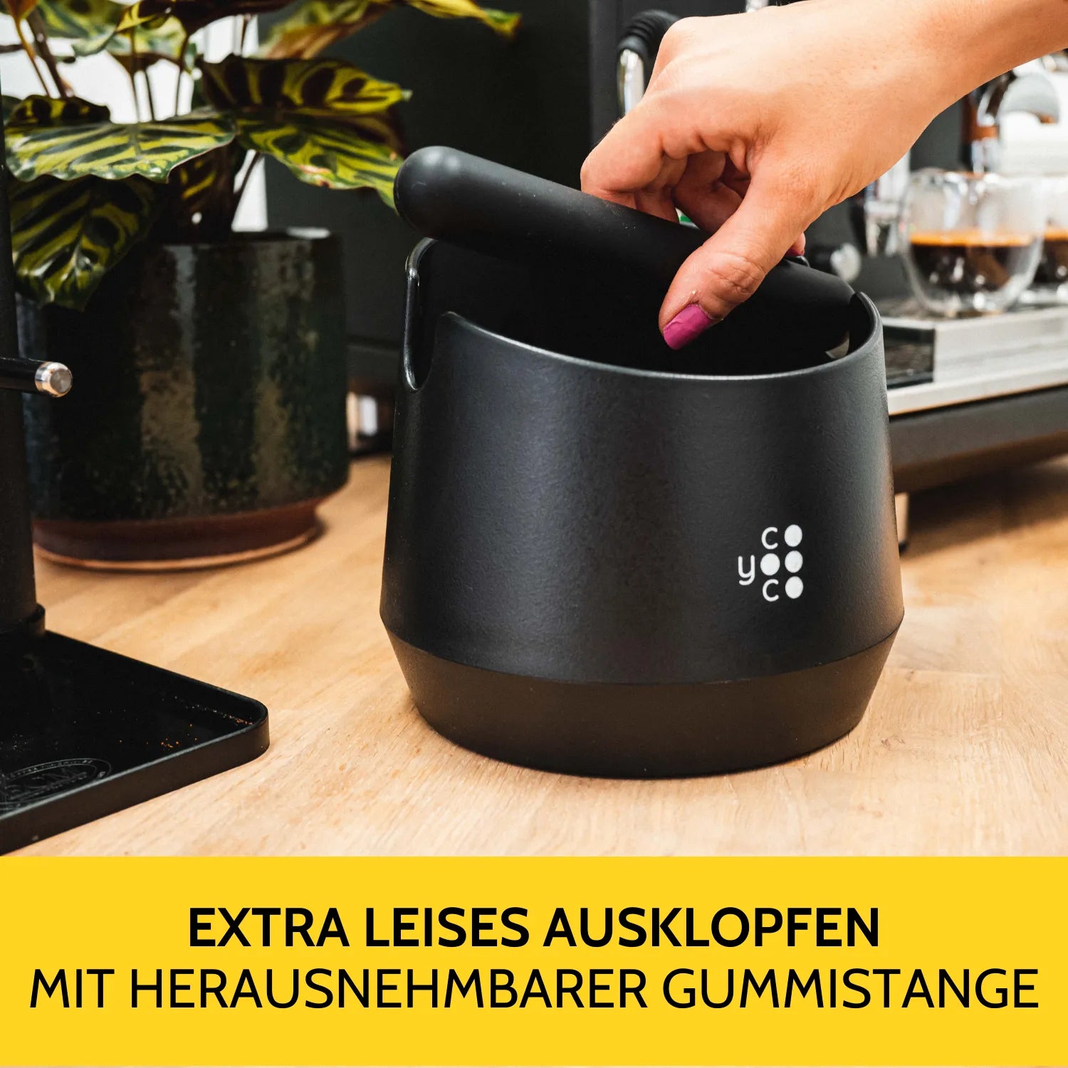 Frau nimmt Abklopfstange aus dem Abklopfbehälter heraus.