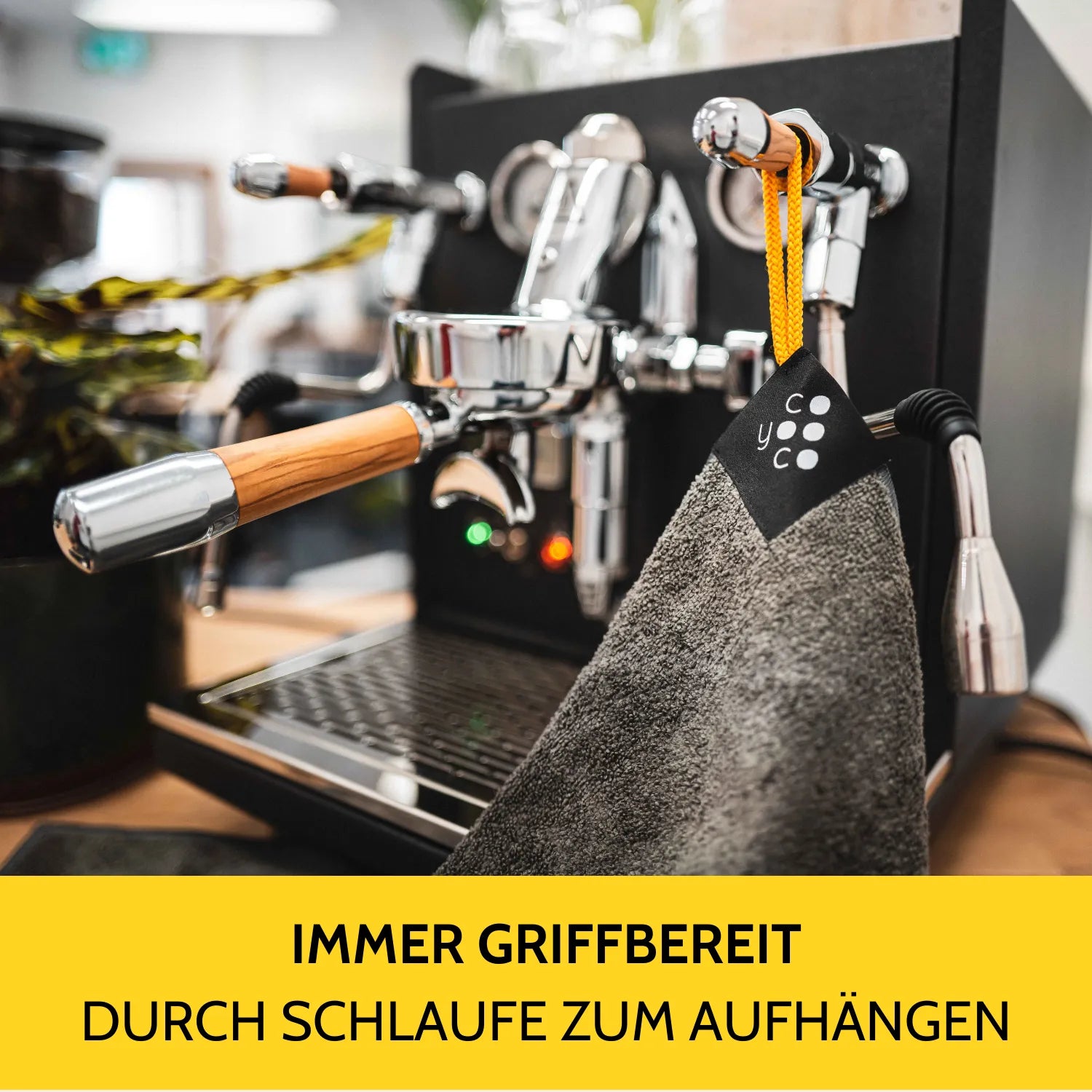 Barista Handtuch hängt an der Siebträgermaschine mit Schlaufe.