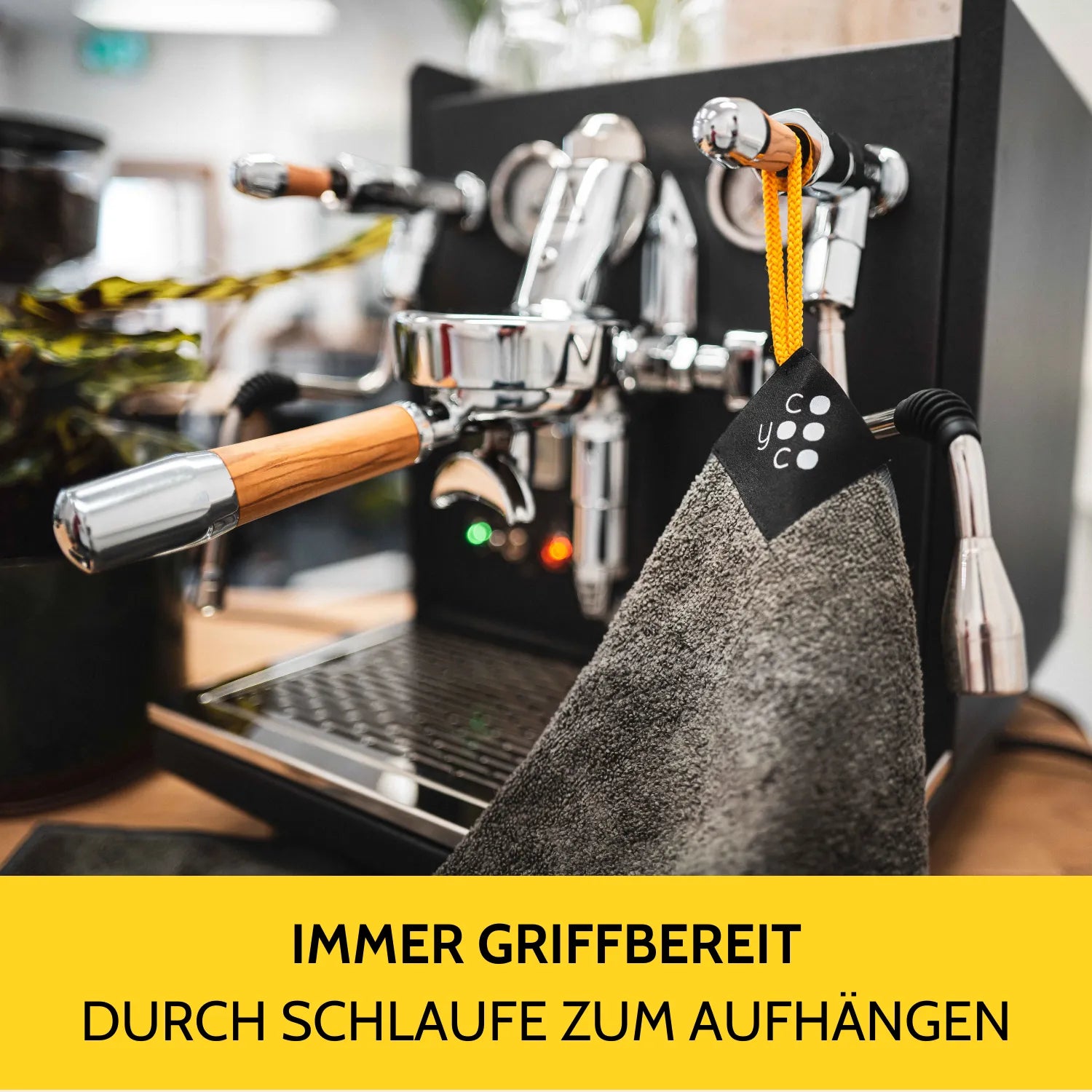 Barista Handtuch hängt an der Siebträgermaschine mit Schlaufe. 