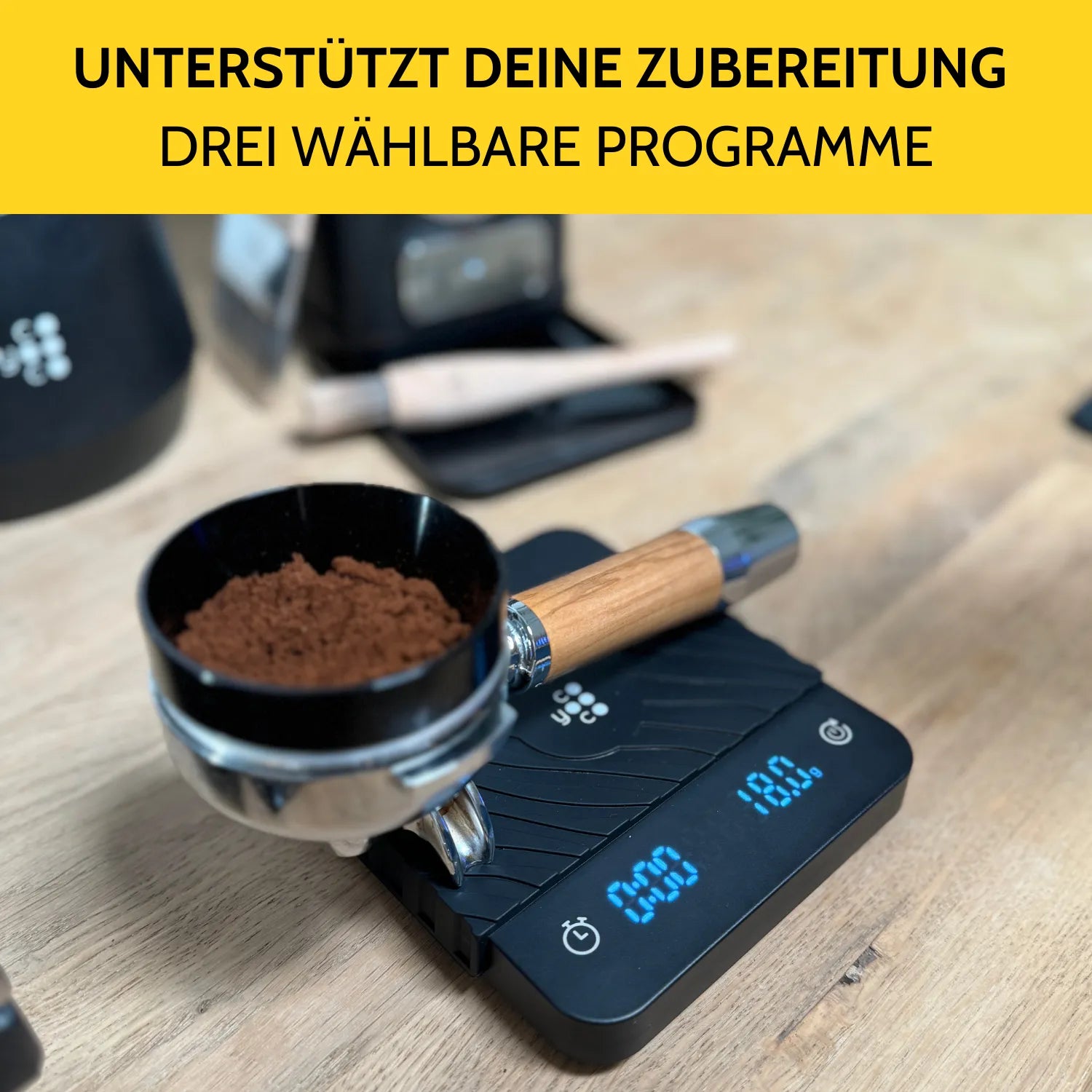 Ein voller Siebträger mit Dosierring steht auf der Kaffeewaage. 