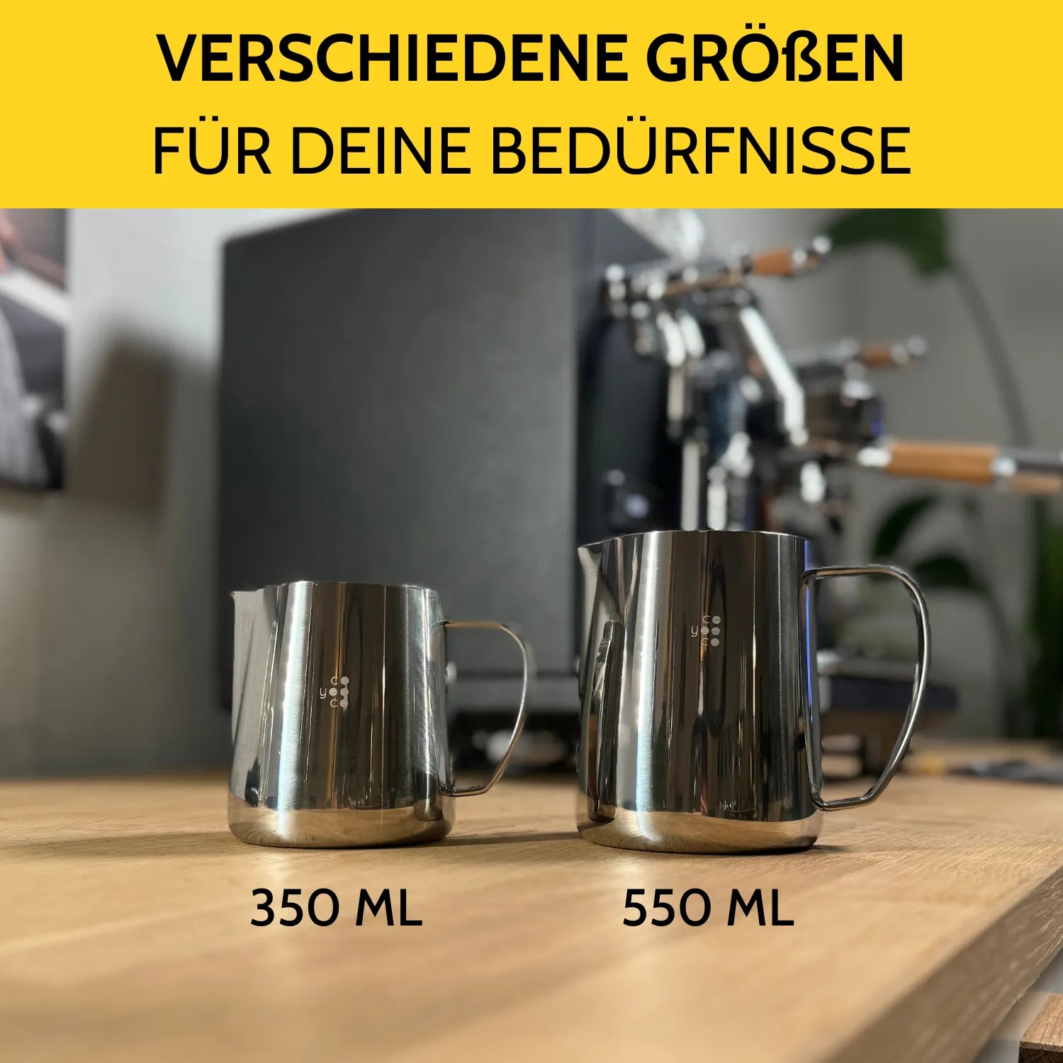 Zwei Milchkännchen in zwei Größen stehen nebeneinander.