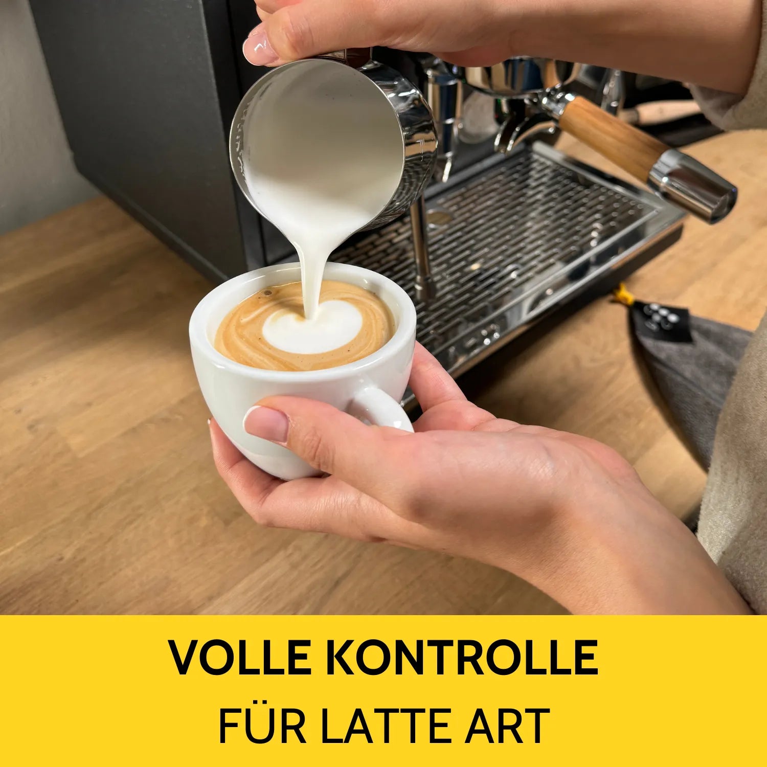 Mit dem Milchkännchen wird Latte Art gegossen. 