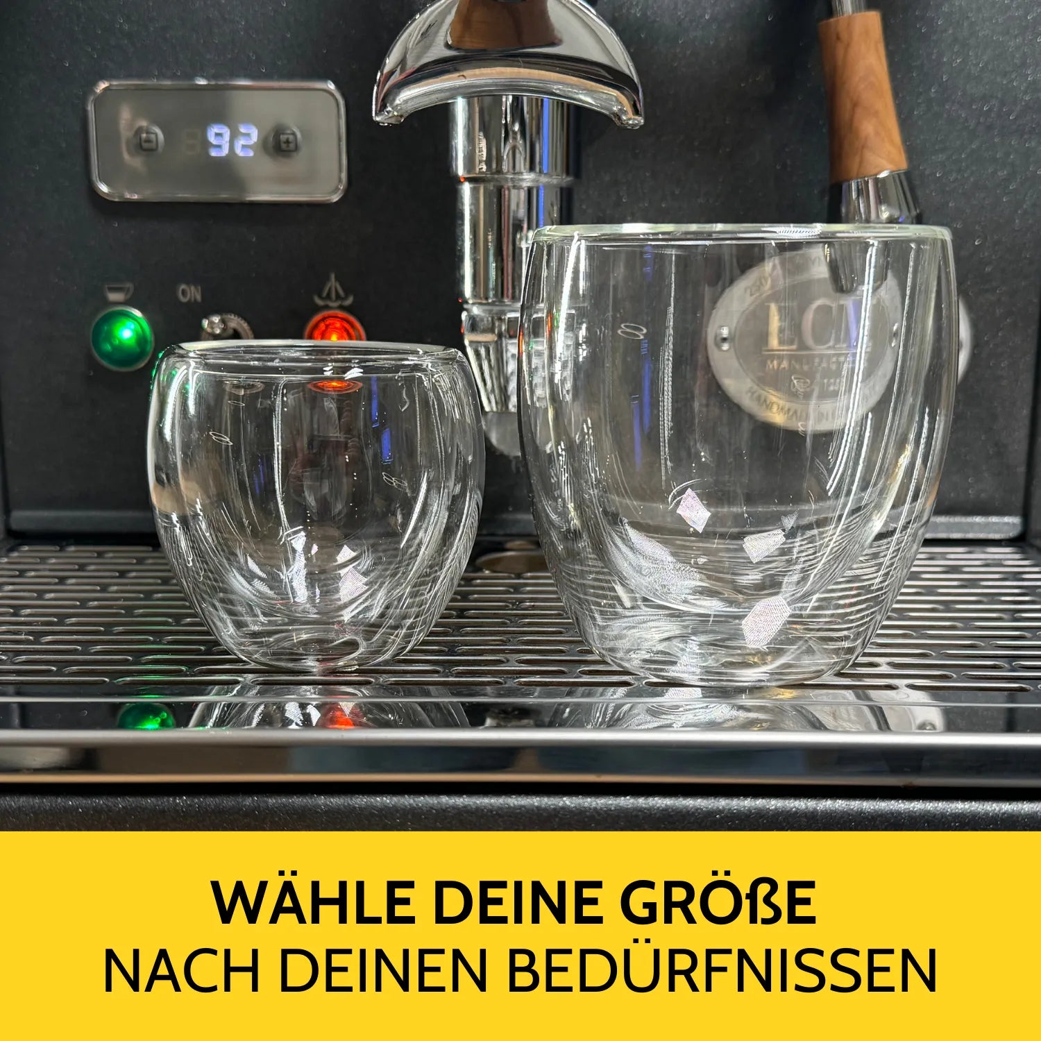 Zwei doppelwandige Kaffeegläser in zwei Größen. 