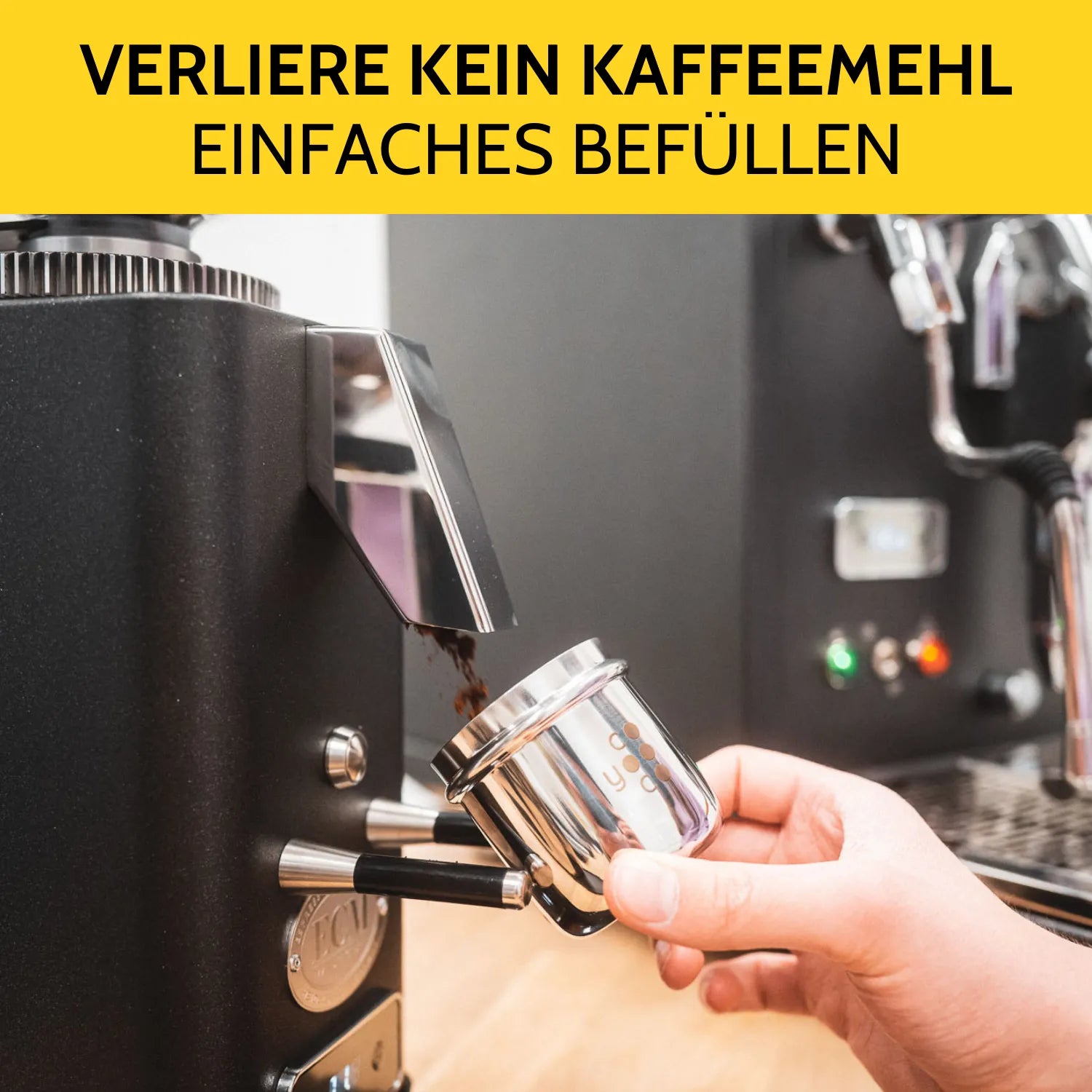 In den Dosierbecher wird Kaffeemehl aus der Kaffeemühle gemahlen.