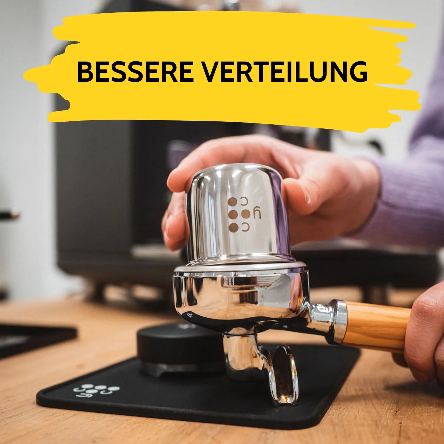 Der Dosierbecher wird in den Siebträger entleert.