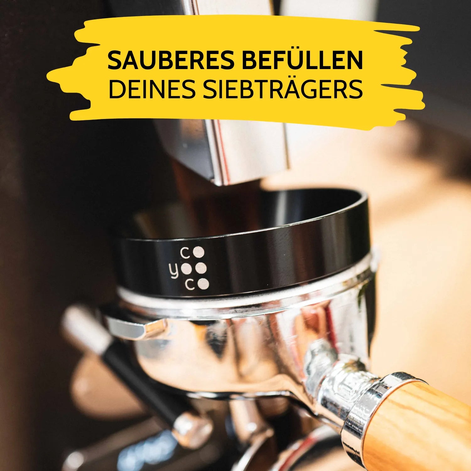 Kaffeemehl fällt in Siebträger mit Dosierring.