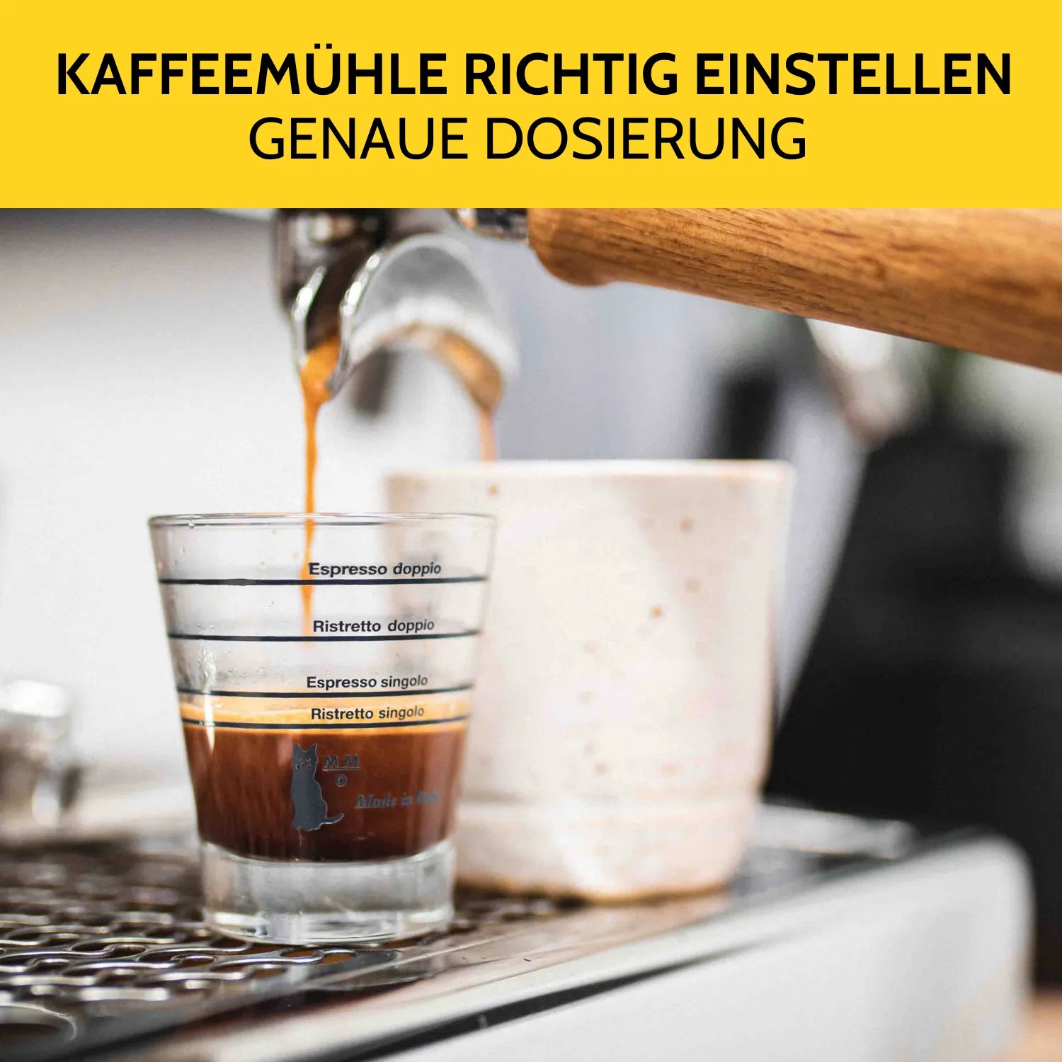 Espresso extrahiert in das Espresso Shotglas.