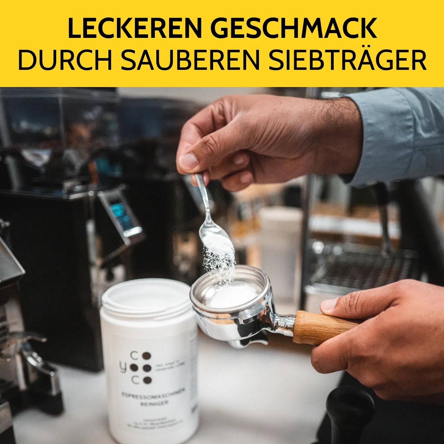 Espressoreiniger wird in das Duschsieb im Siebträger gestreut.