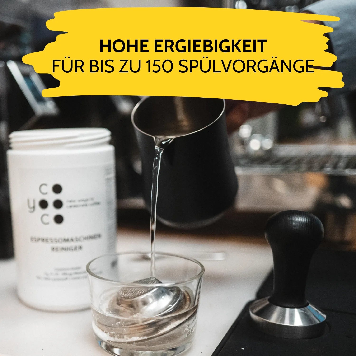 Das Siebträger-Sieb wird in Wasser und Espressoreiniger eingeweicht.