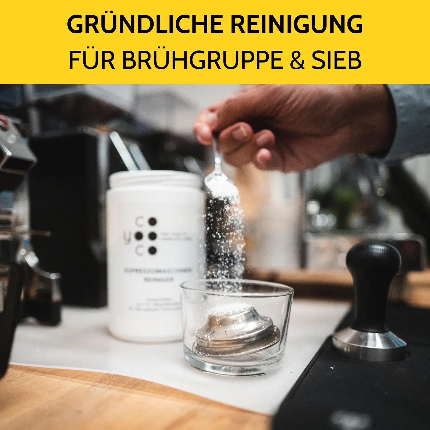 Espressoreiniger wird auf das Siebträger-Sieb gestreut.