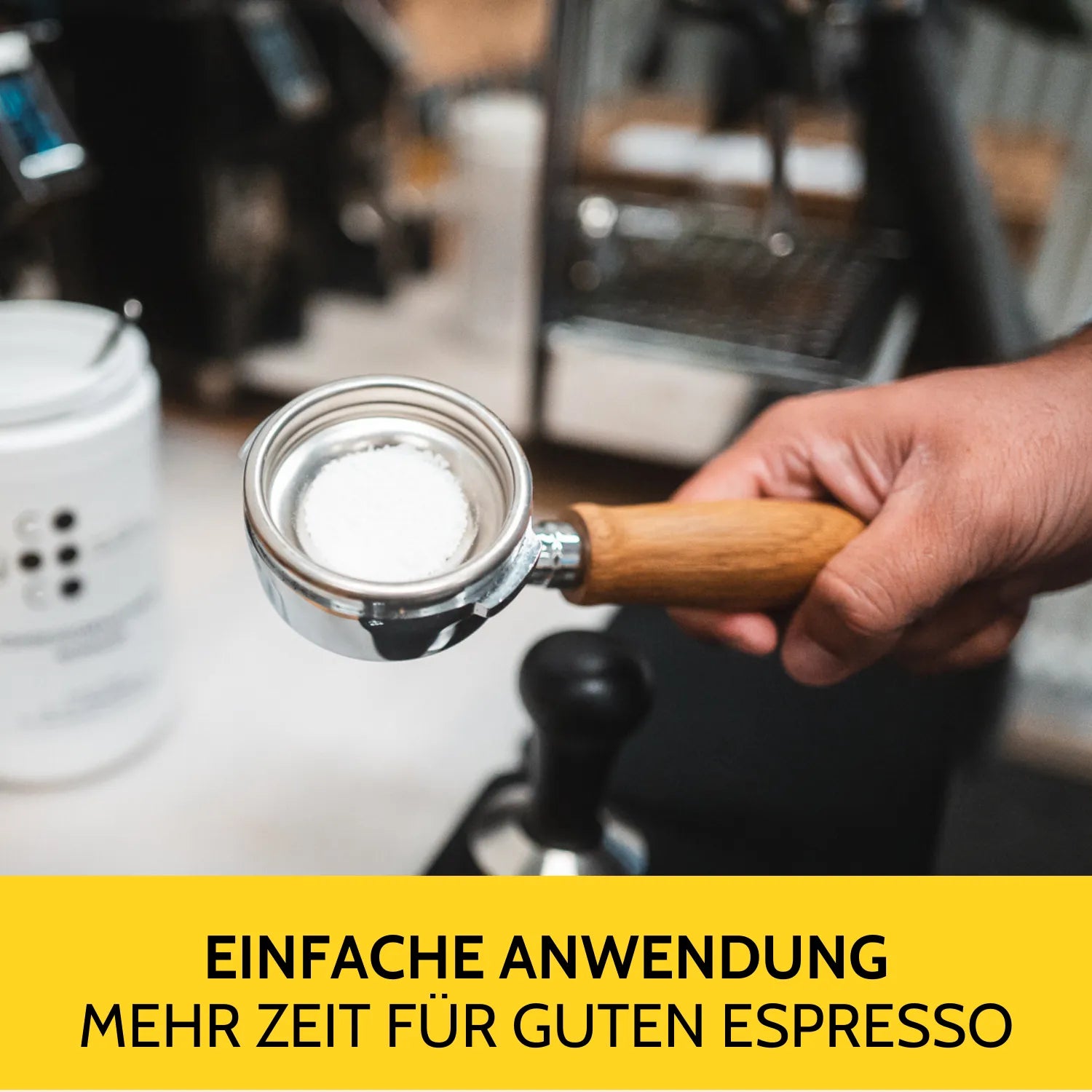 Espressoreiniger ist im Duschsieb des Siebträgers.