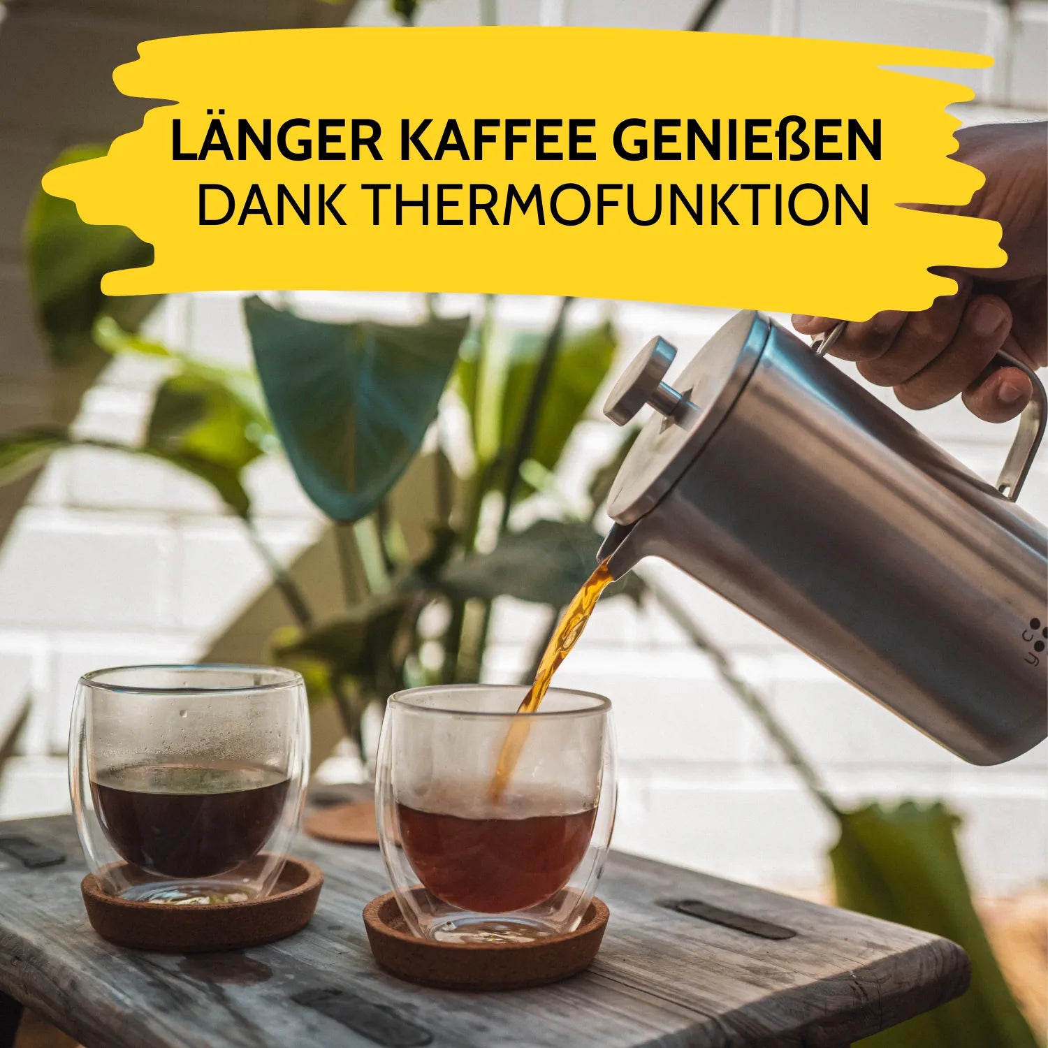 Kaffee wird aus der French Press in Kaffeegläser eingeschenkt