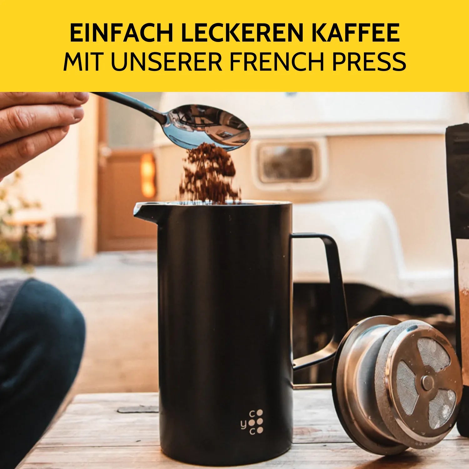 French Press wird mit Kaffeemehl befüllt.
