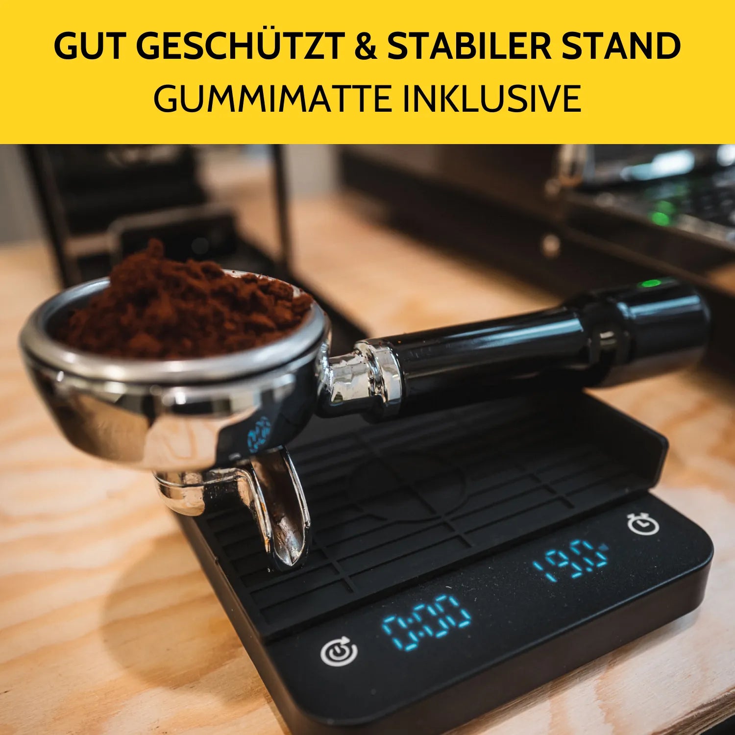 Voller Siebträger steht auf der Kaffeewaage 2.0 mit Gummimatte. 