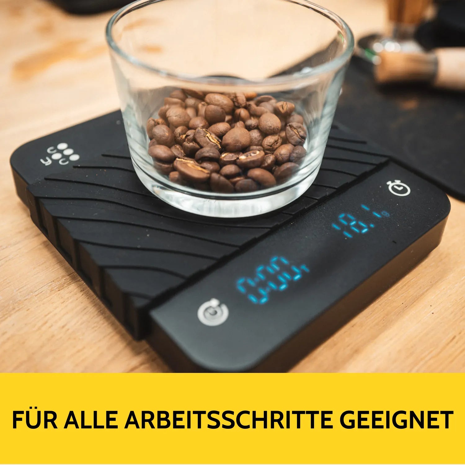 Kaffeeglas mit Kaffeebohnen steht auf der Kaffeewaage. 