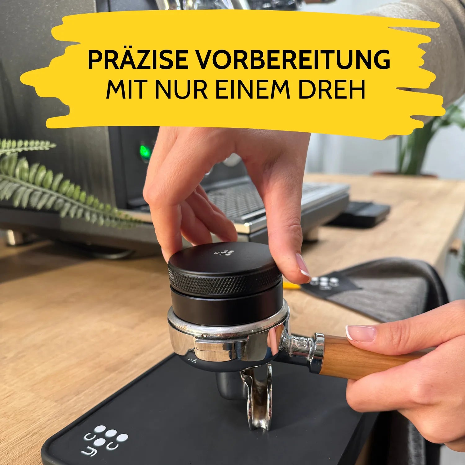 Leveler wird auf dem Siebträger gedreht.