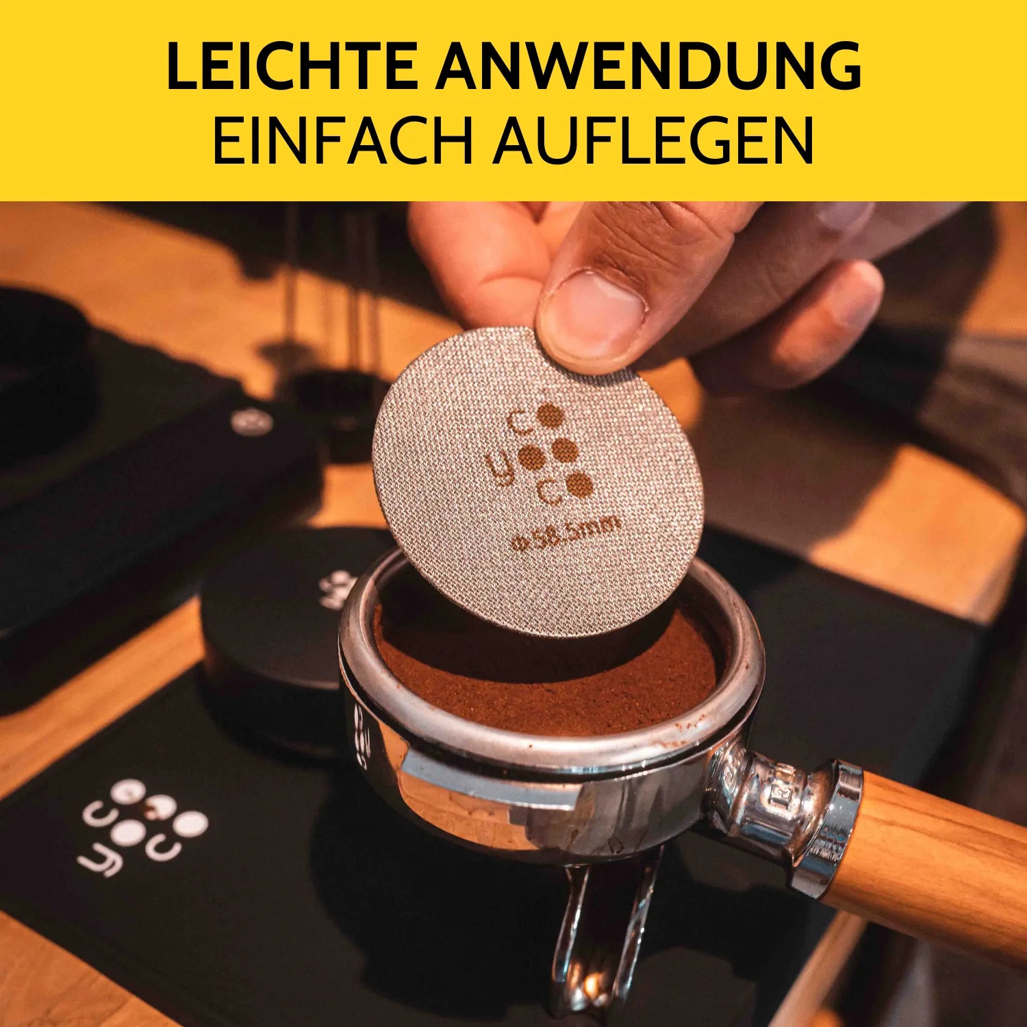 Puck Screen wird auf das Kaffeemehl im Siebträger gelegt.
