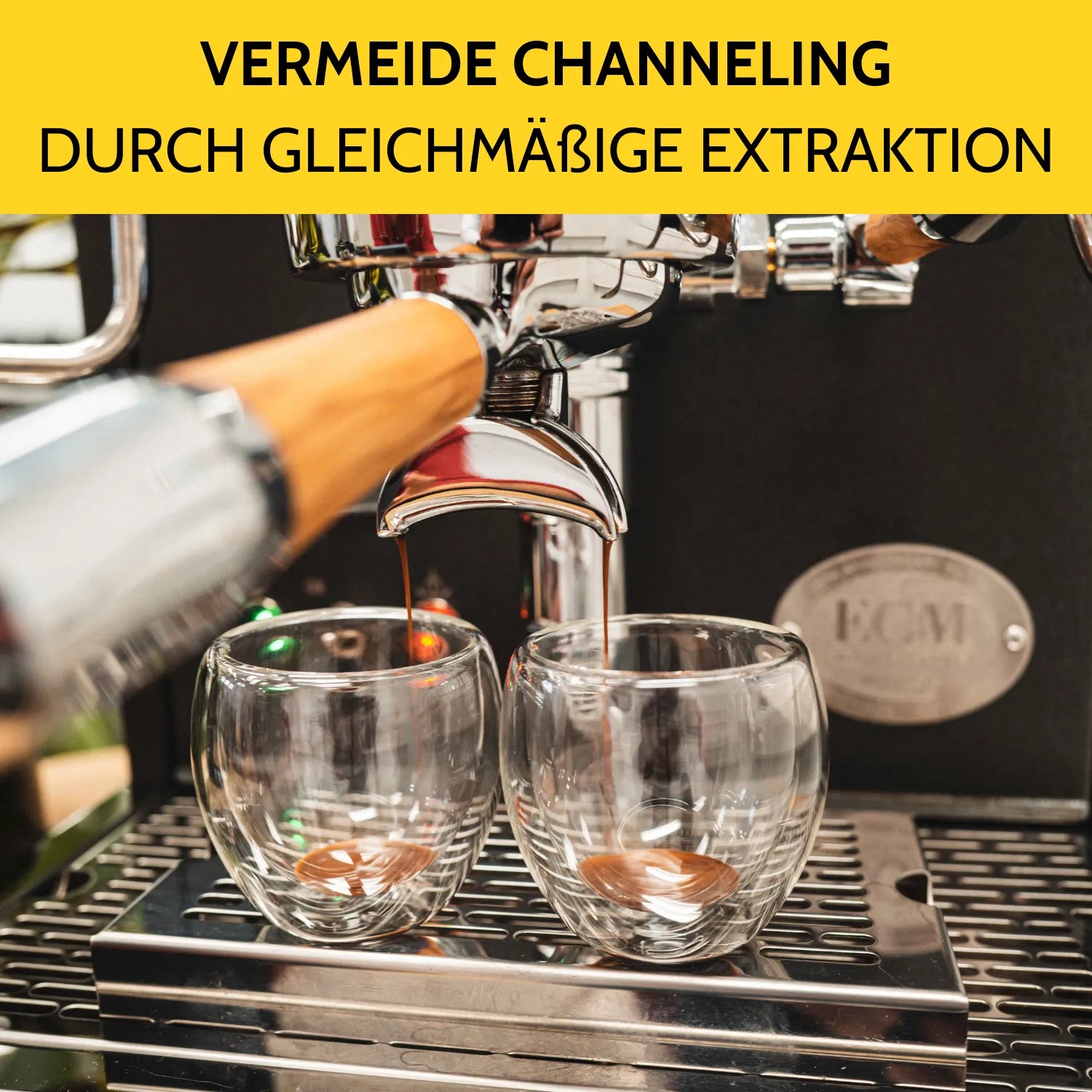 Espresso extrahiert gleichmäßig in zwei Kaffeegläser.