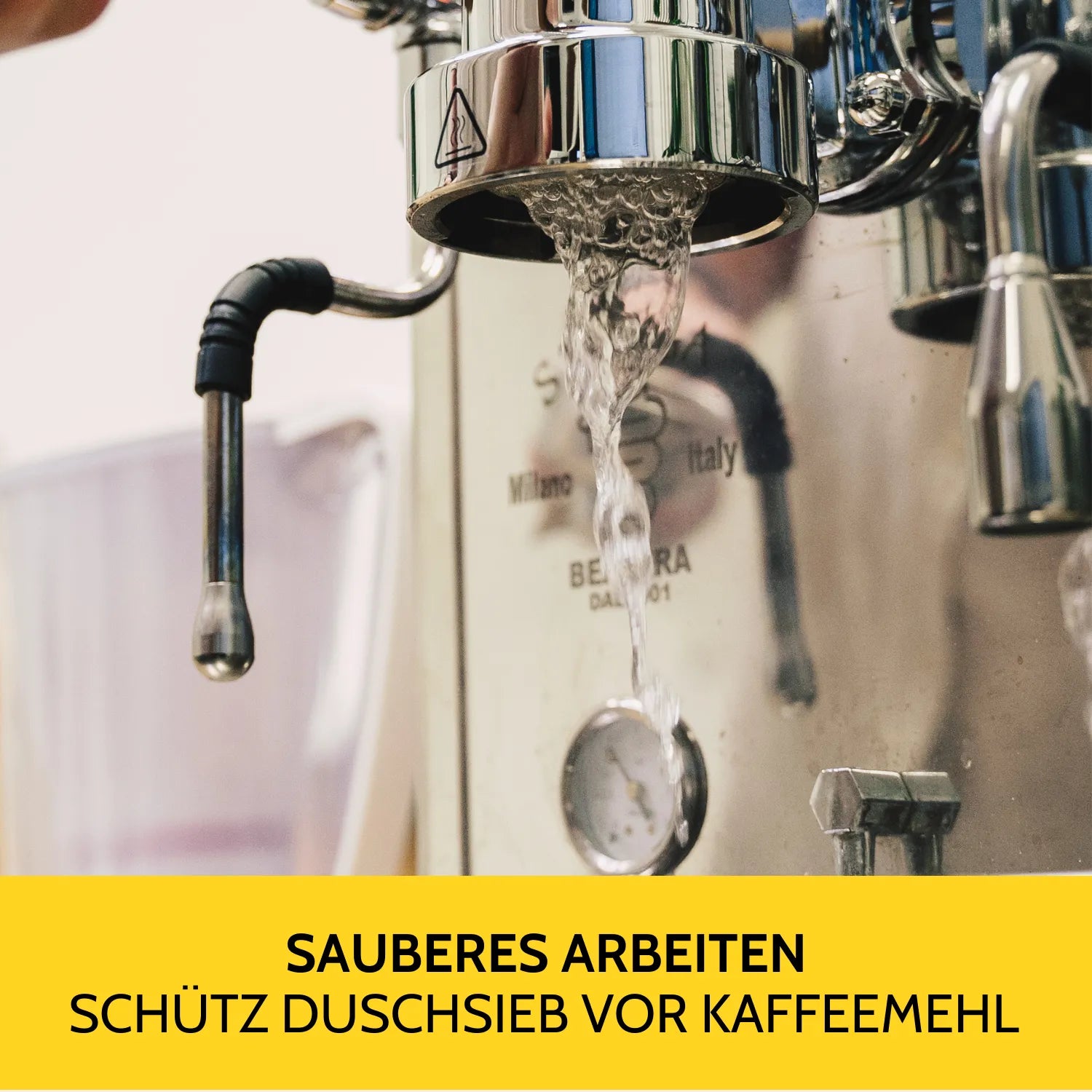 Wasser läuft durch die Brühgruppe.