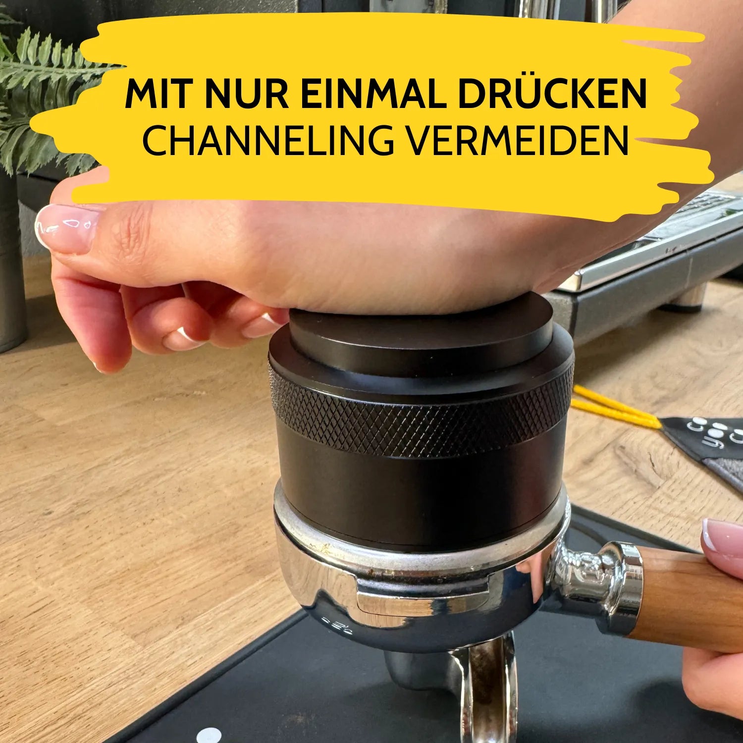 Kaffeemehl im Siebträger wird mit dem Push Tamper getampt. 