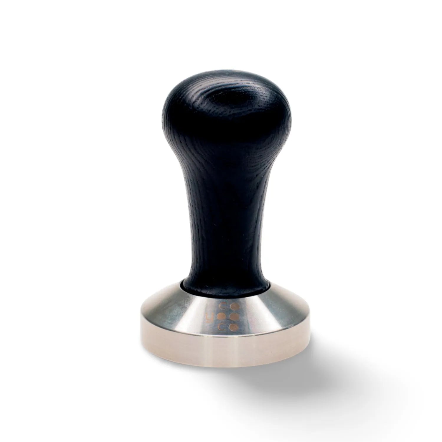 Tamper mit einem Griff aus schwarzem Holz.