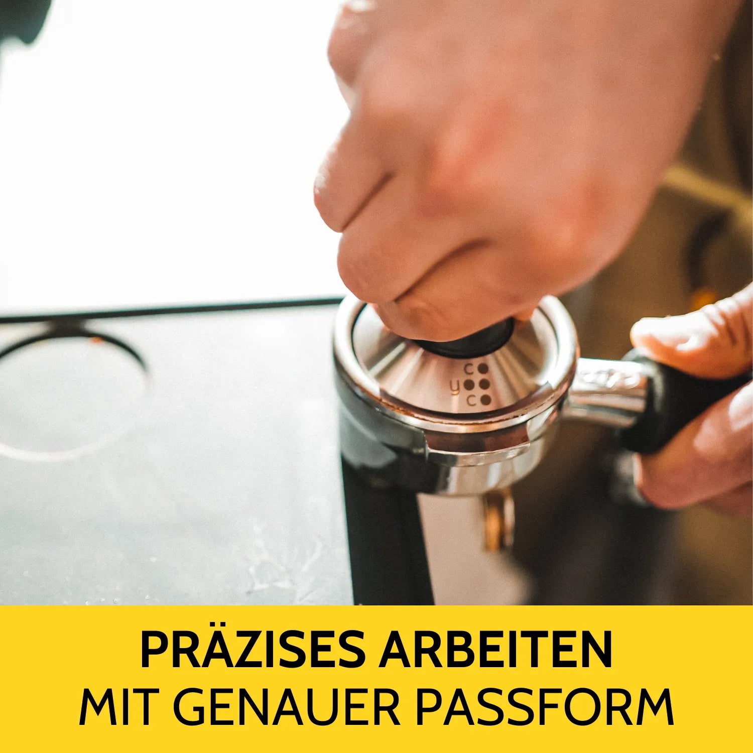 Das Kaffeemehl im Siebträger wird getampt. 