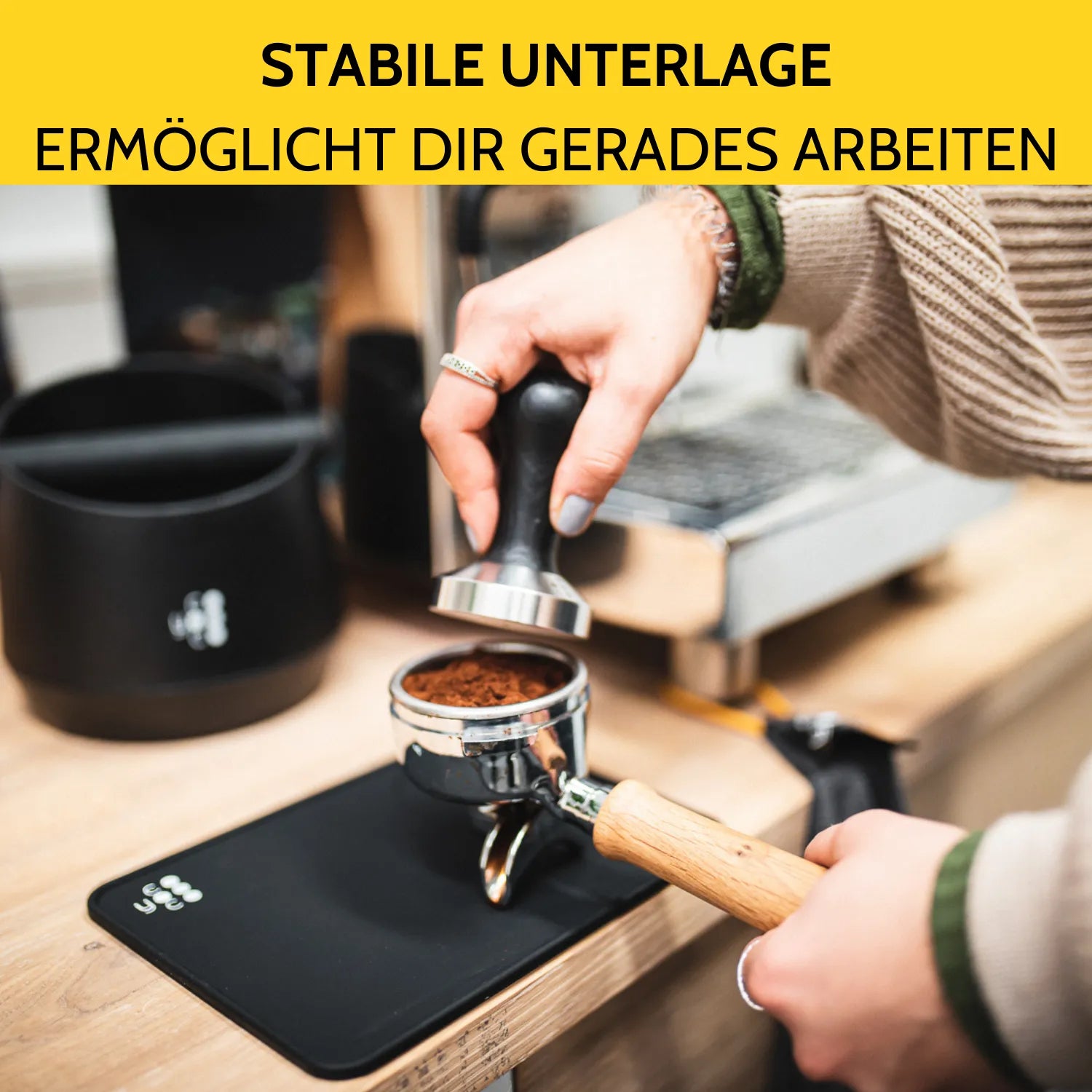 Ein voller Siebträger wird getampt.