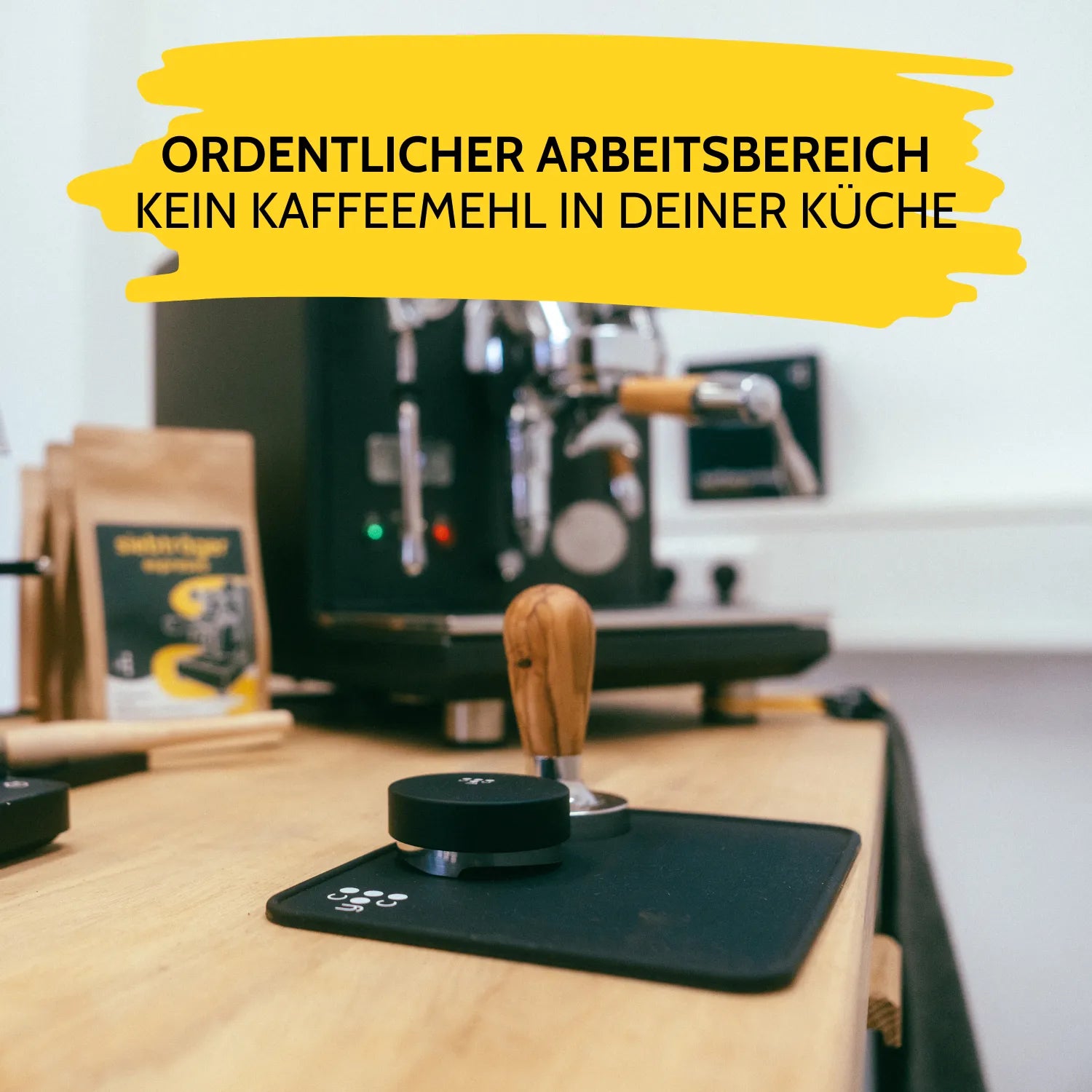 Eine Barista Ecke mit einem Tamper und Leveler auf der Tampermatte.