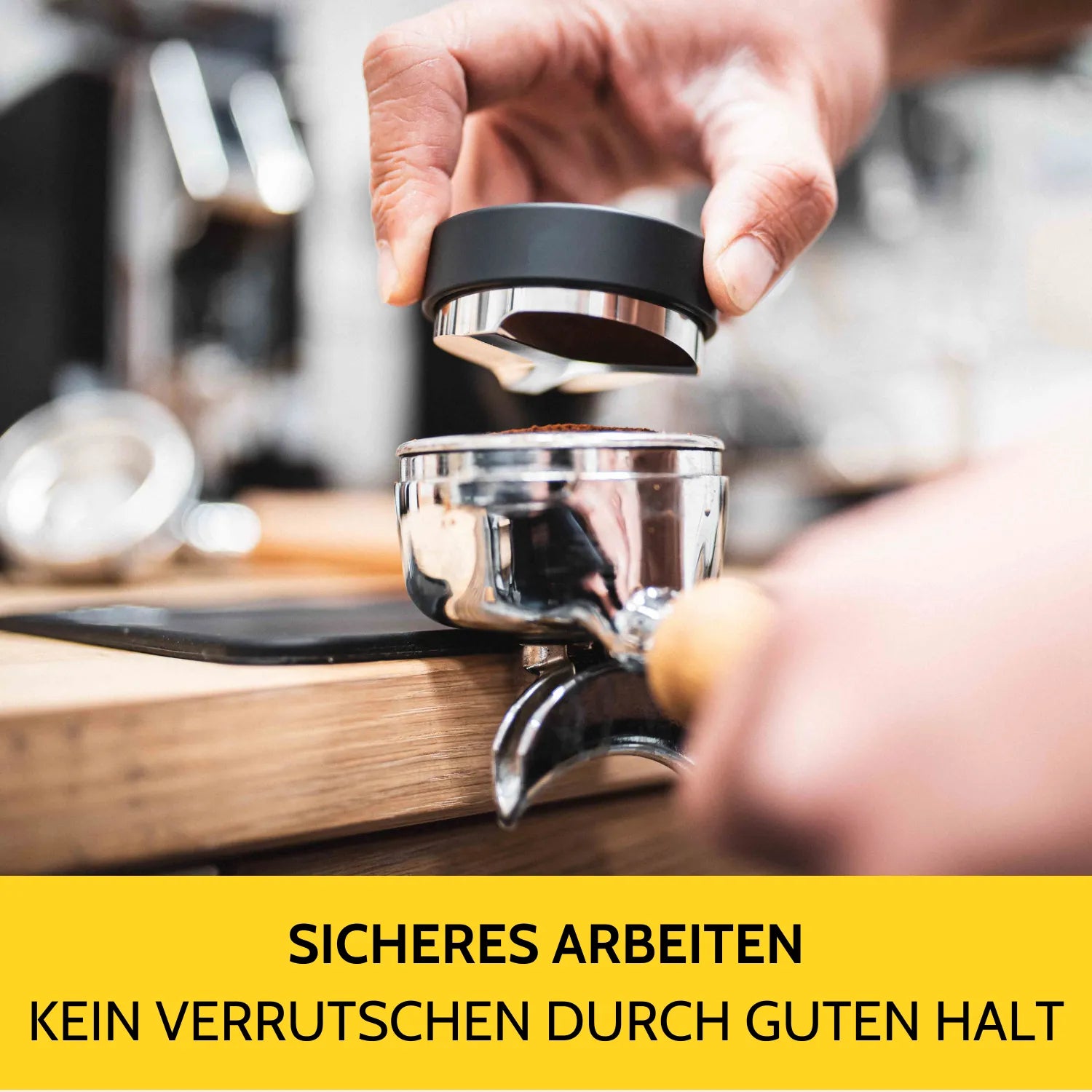 Kaffeemehl im Siebträger wird gelevelt.