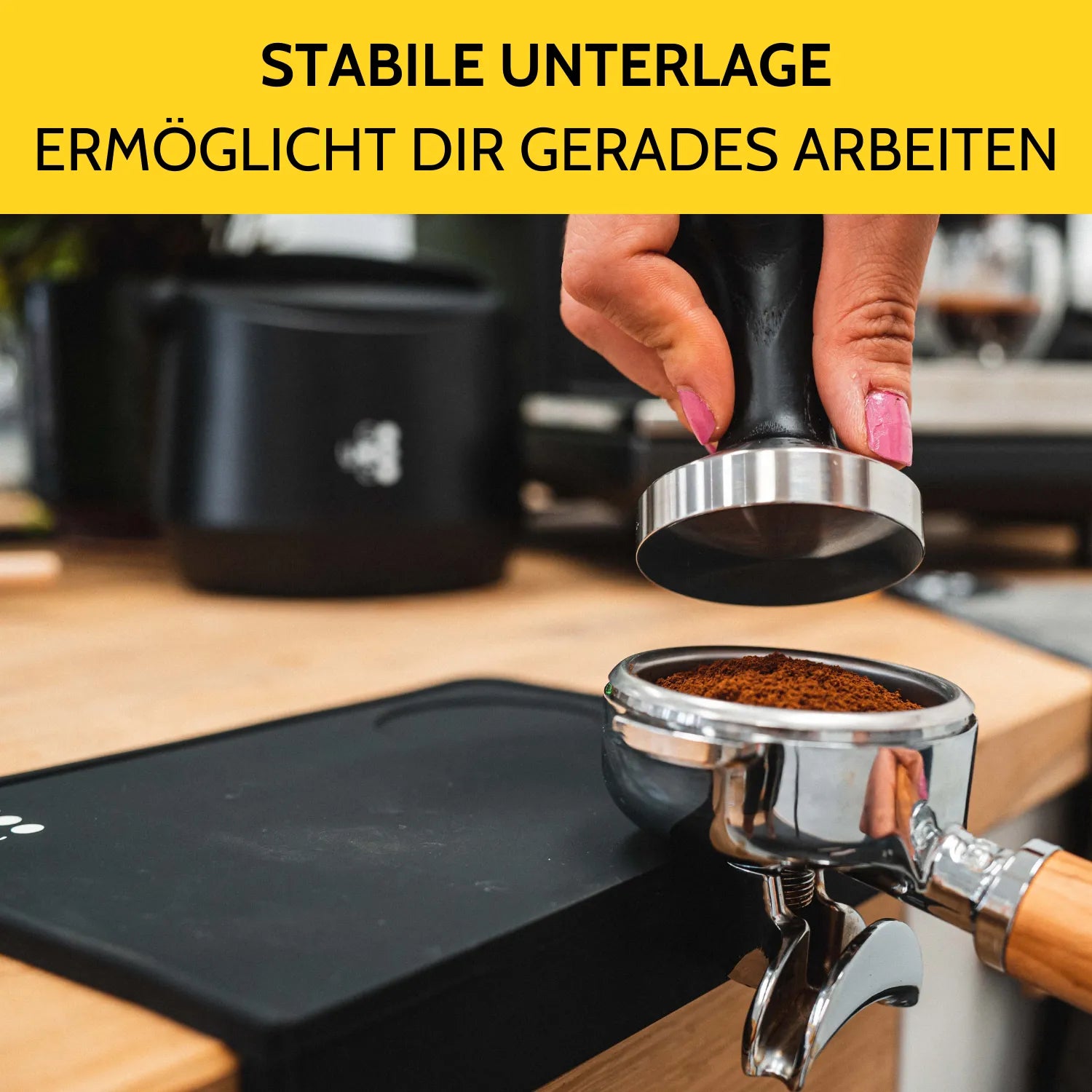 Der Siebträger wird auf der Tampermatte getampt.