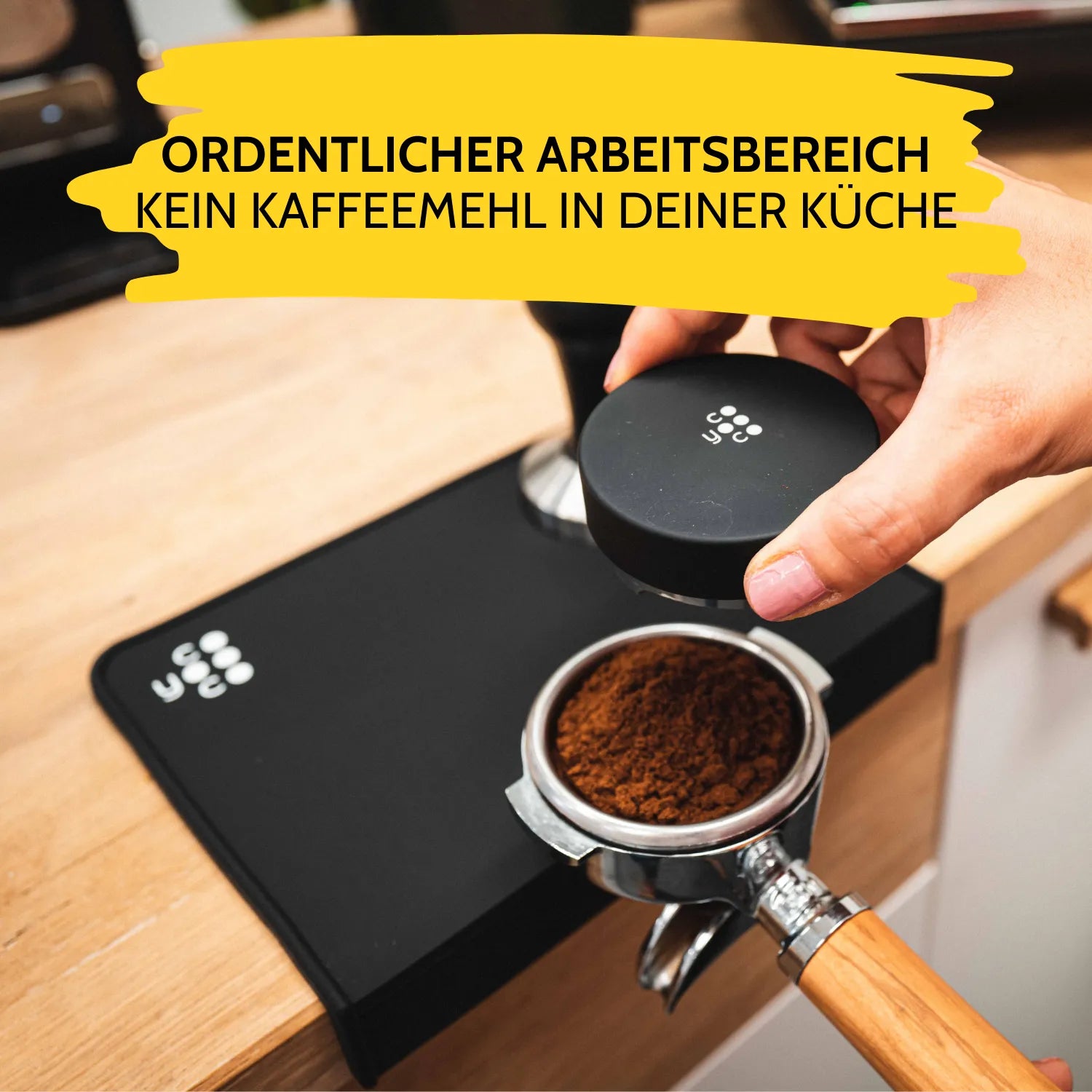 Voller Siebträger wird auf der Tampermatte gelevelt.