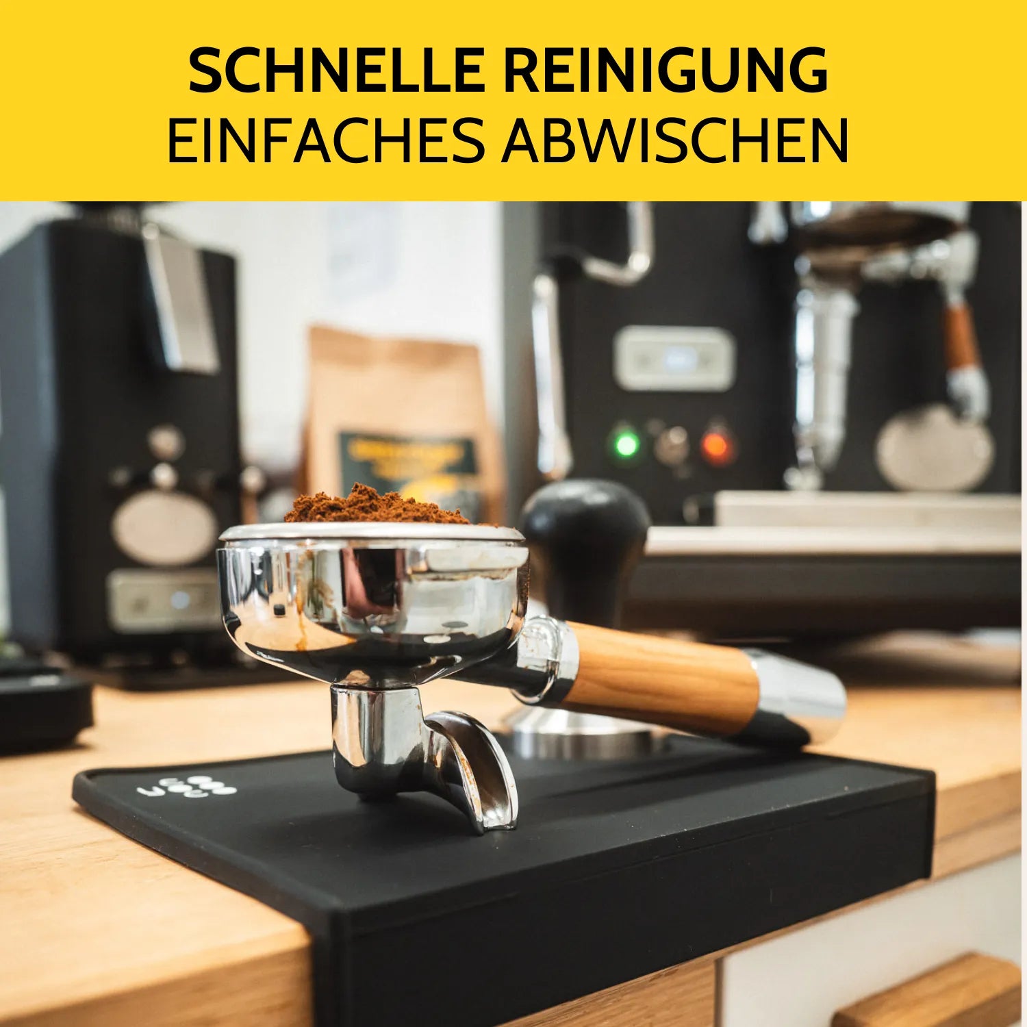 Voller Siebträger steht auf der Tampermatte.