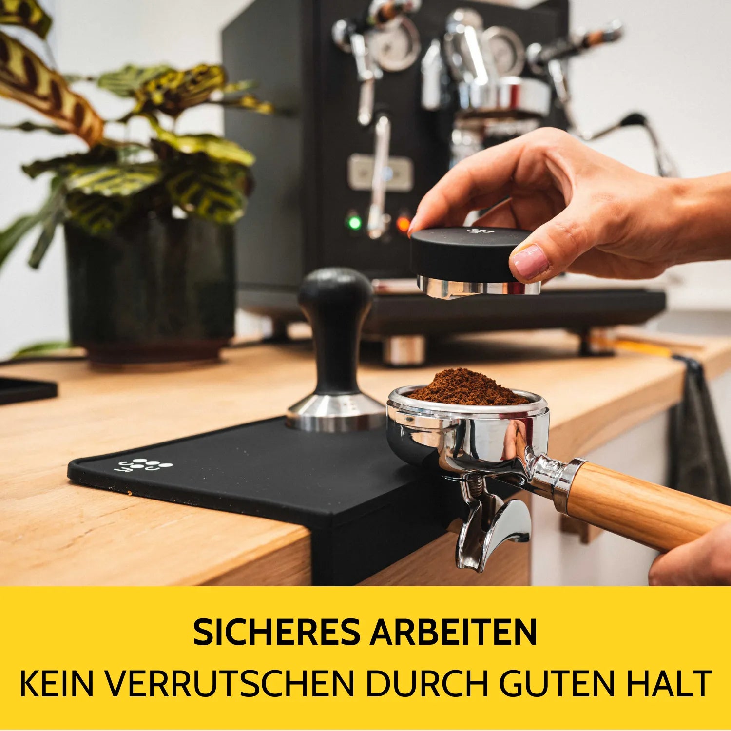 Voller Siebträger wird auf der Tampermatte gelevelt.