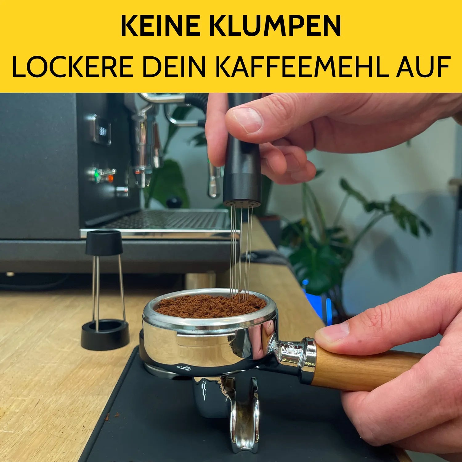 Kaffeemehl wird im Siebträger mit dem WDT-Tool aufgelockert.