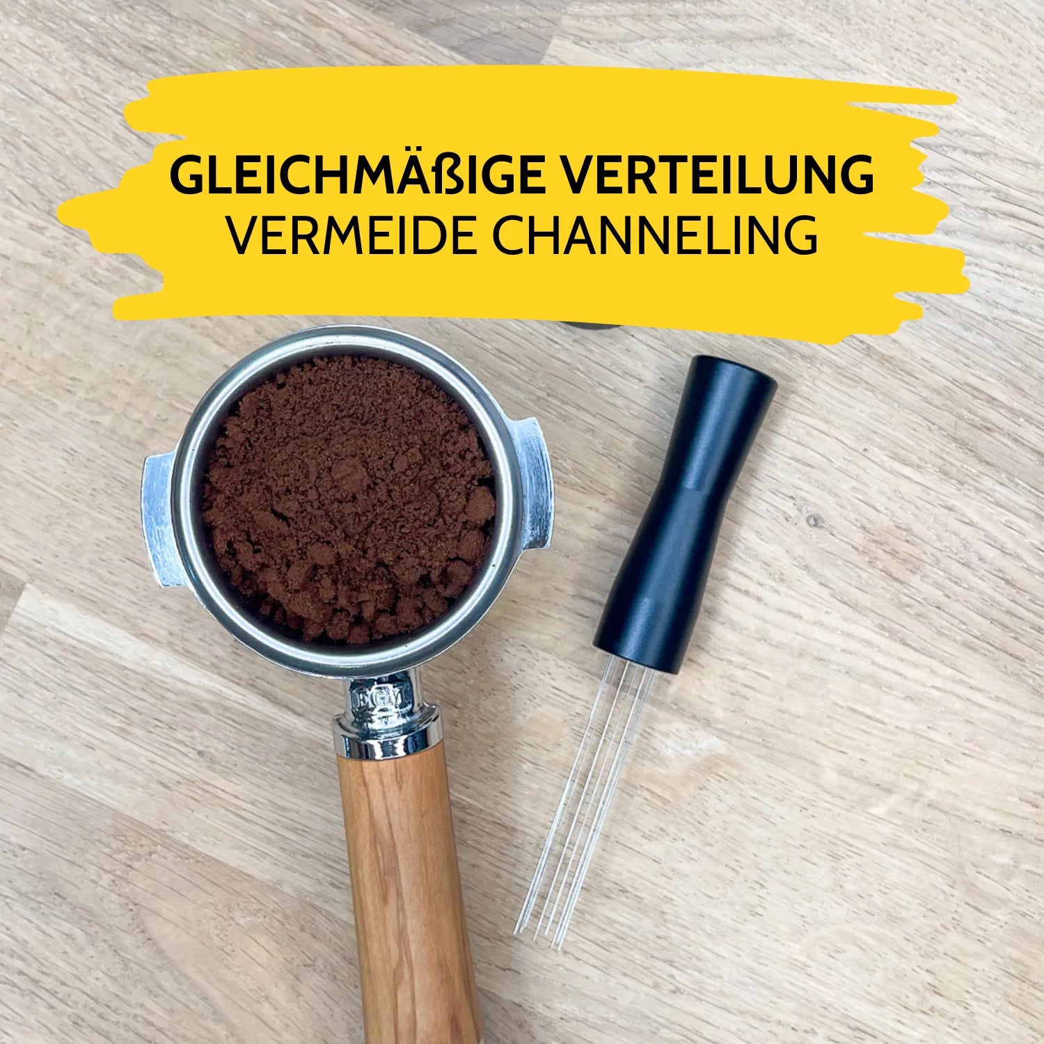 Voller Siebträger mit Kaffeemehl liegt neben dem WDT-Tool. 