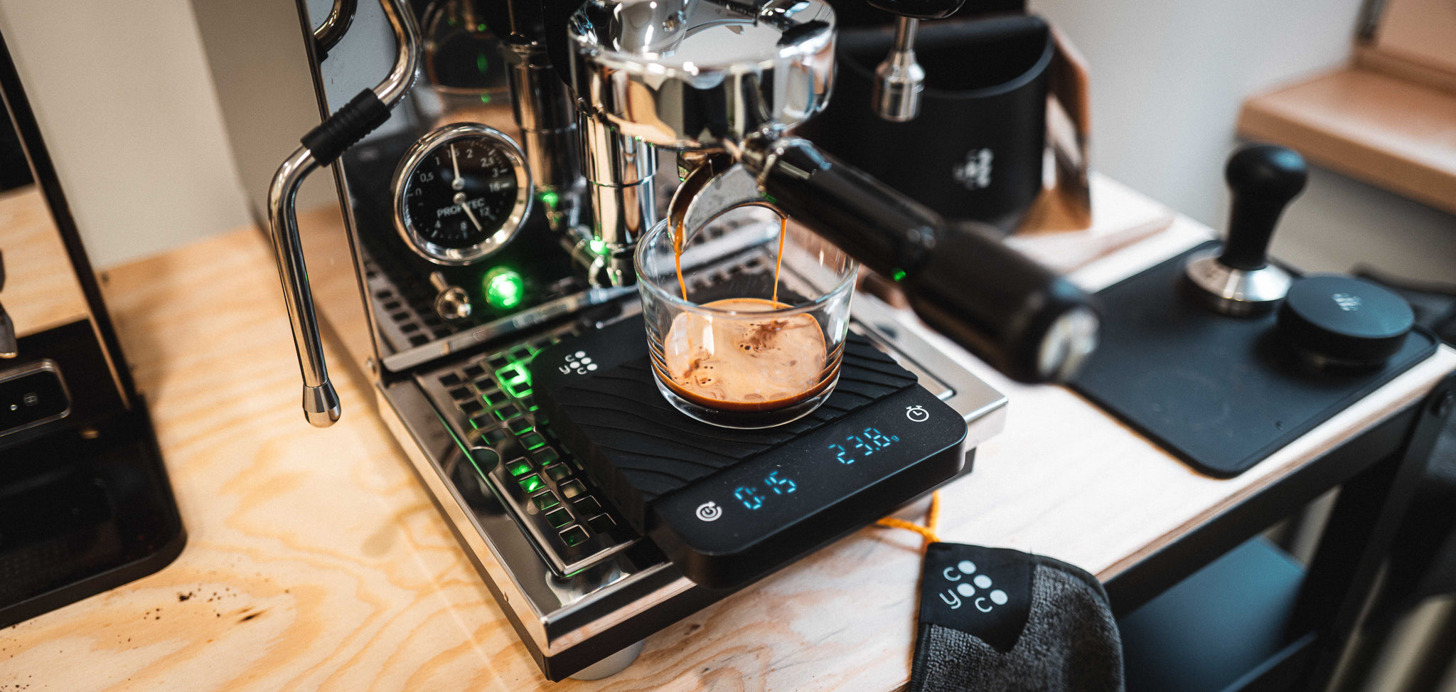 Kaffeewaage in Benutzung mit Siebträgermaschine