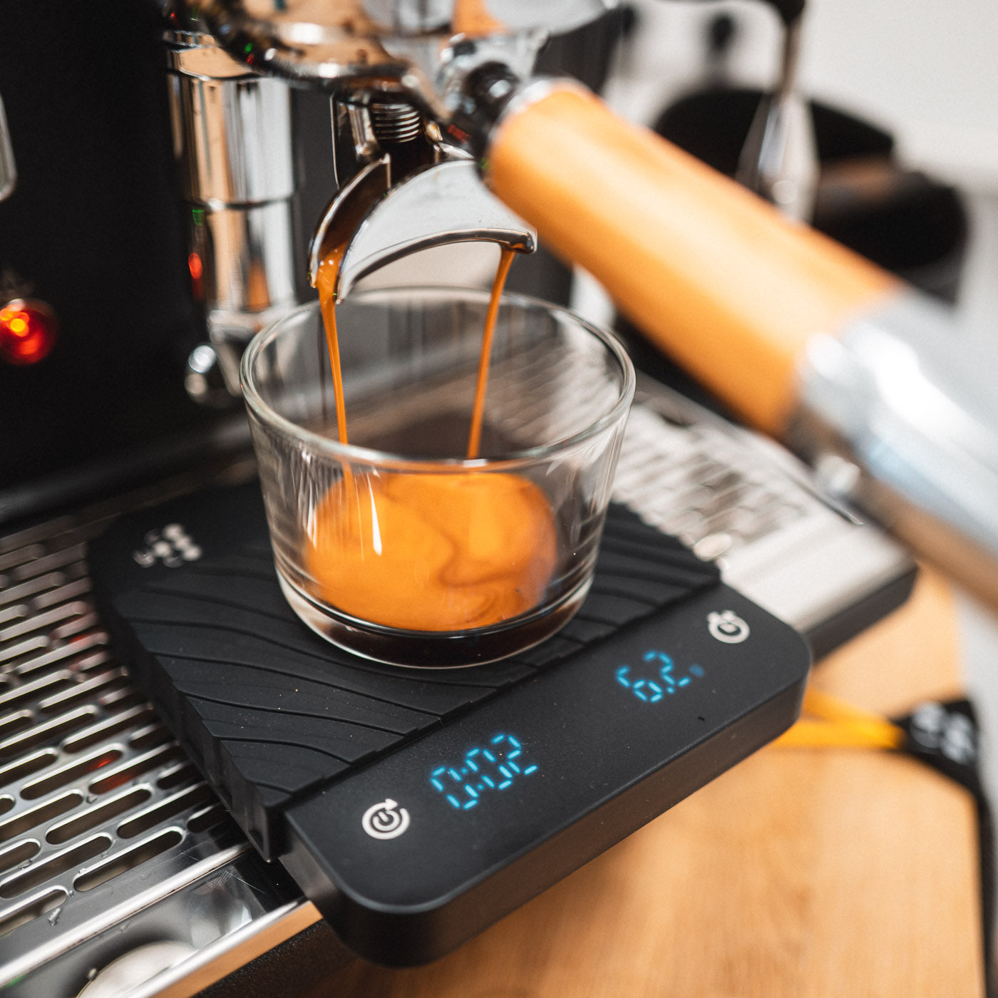 Kaffeewaage mit auto timer in Benutzung Siebträgermaschine