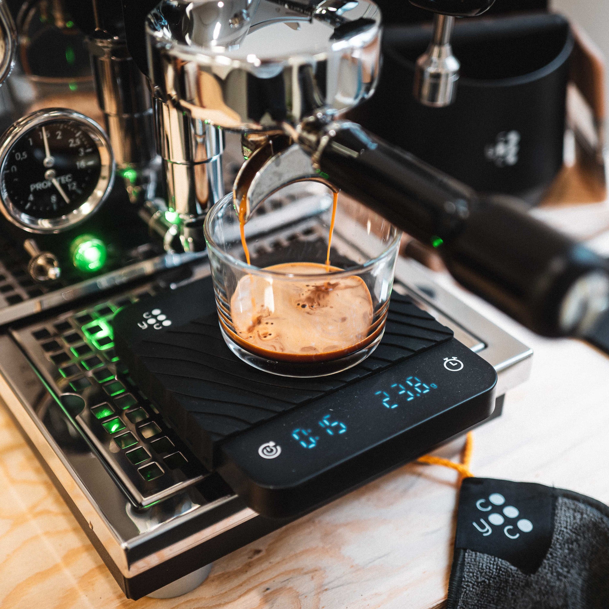 Espresso extrahiert in das Kaffeeglas auf der Kaffeewaage. 