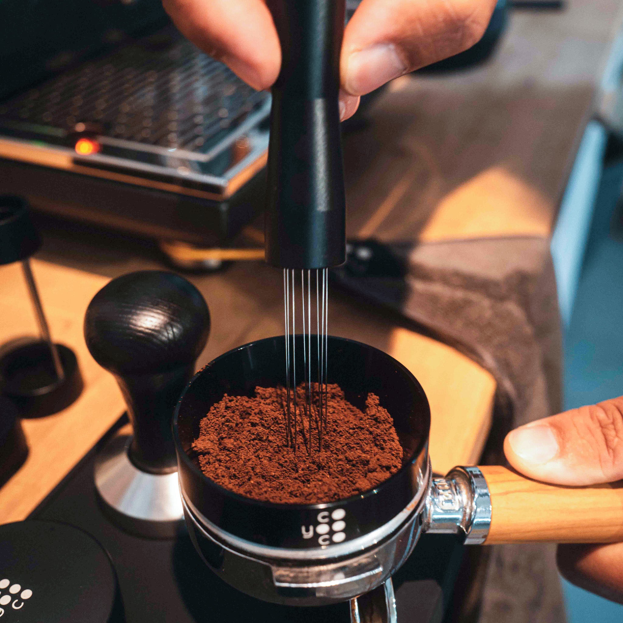 Mit dem WDT-Tool wird das Kaffeemehl im Siebträger aufgelockert. 