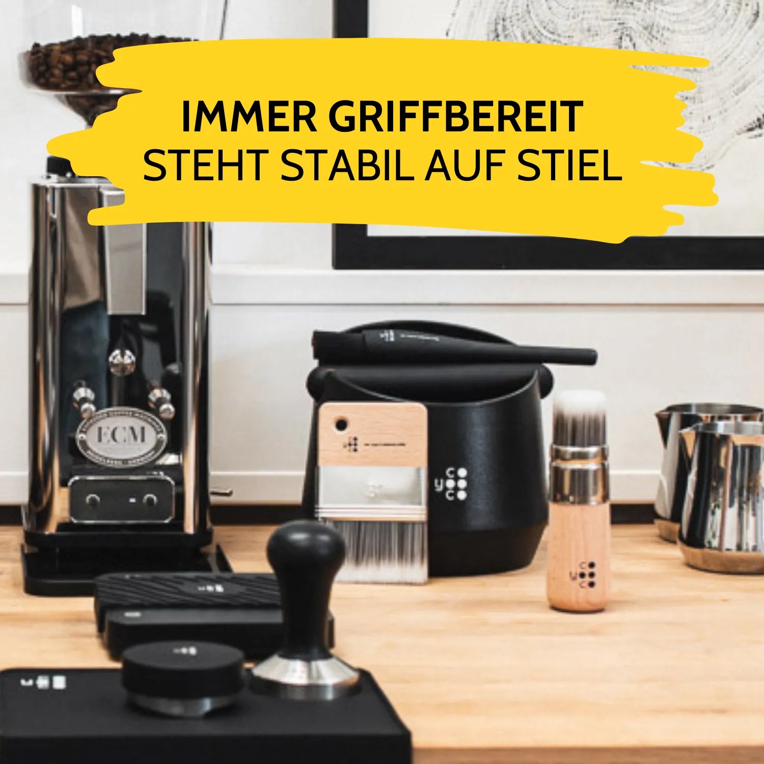 Großer Barista Pinsel steht in der Barista-Ecke. 