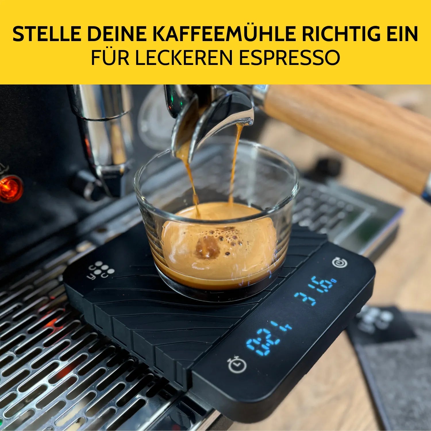 Espresso extrahiert in ein Kaffeeglas, welches auf der Kaffeewaage steht. 
