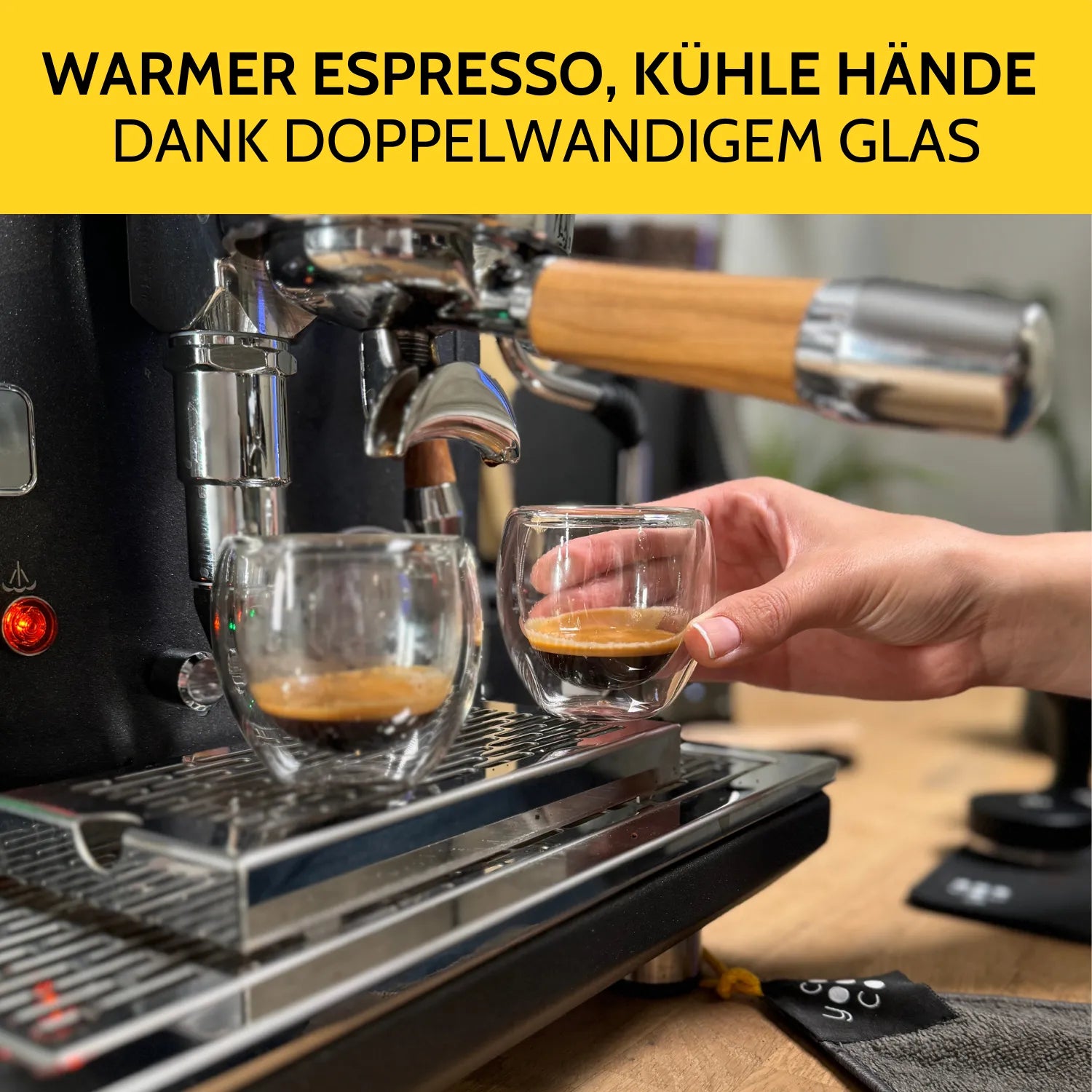 Hand greift zu fertigen Espresso im Kaffeeglas.