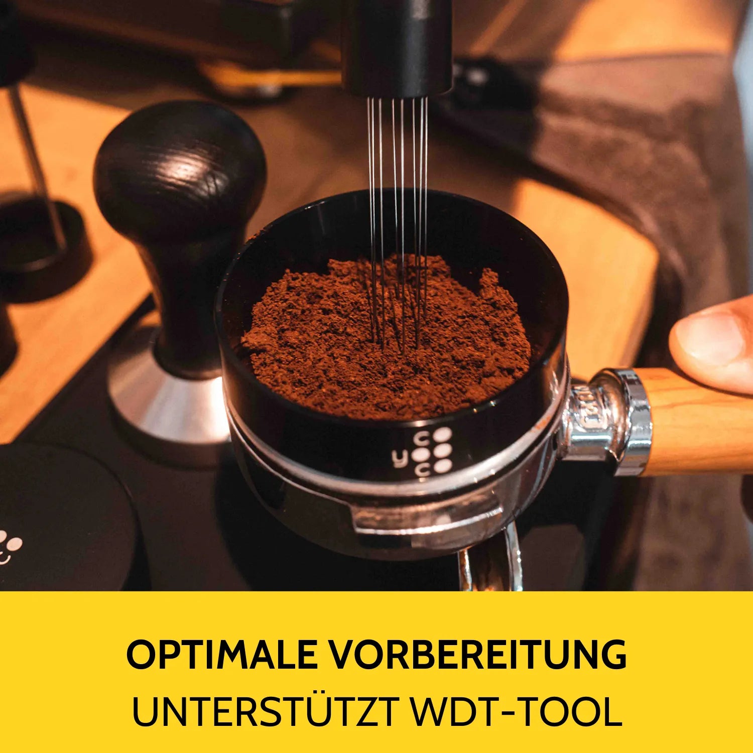 Das Kaffeemehl im Siebträger mit Dosierring wird mit dem WDT-Tool gelockert. 
