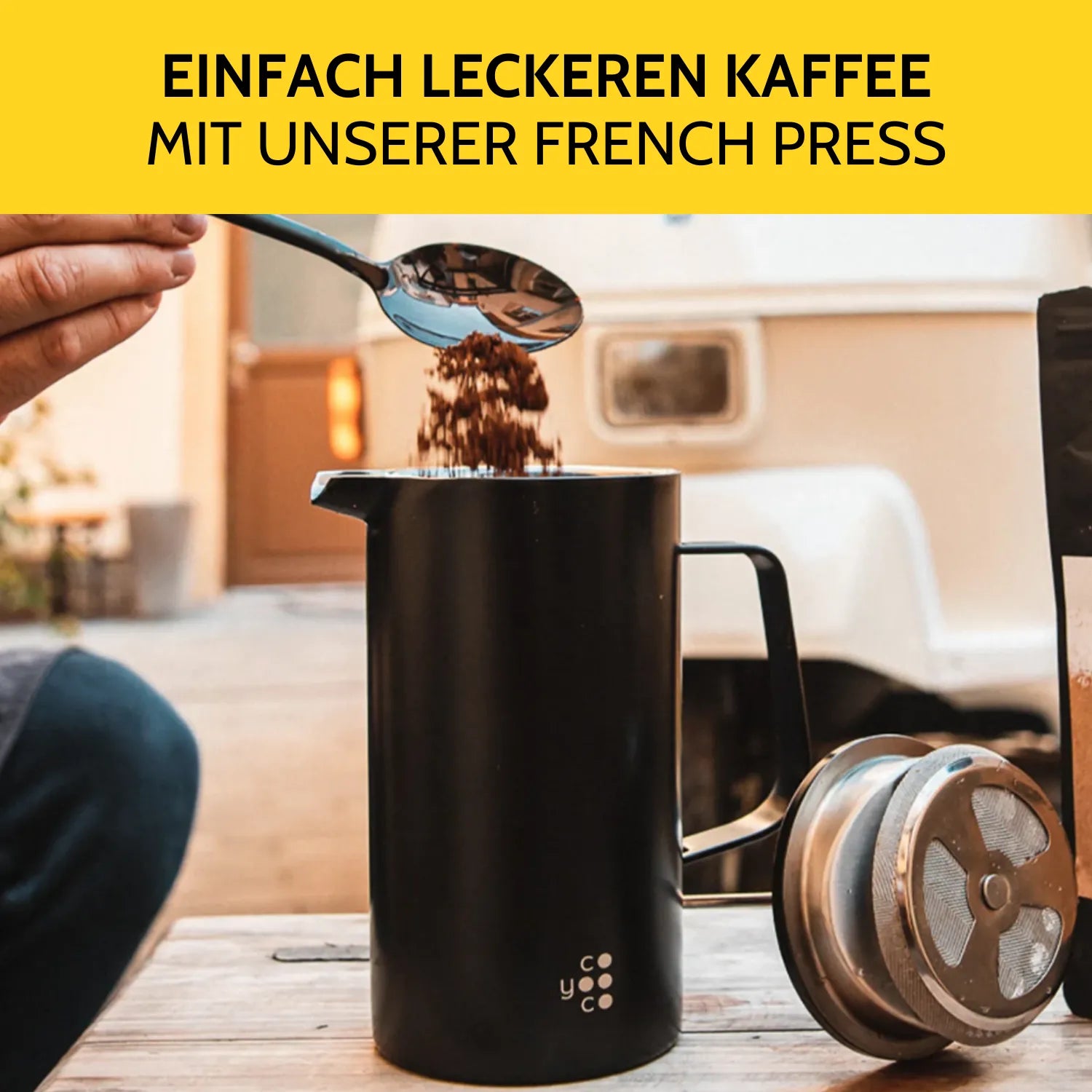 French Press wird mit Kaffeemehl befüllt. 